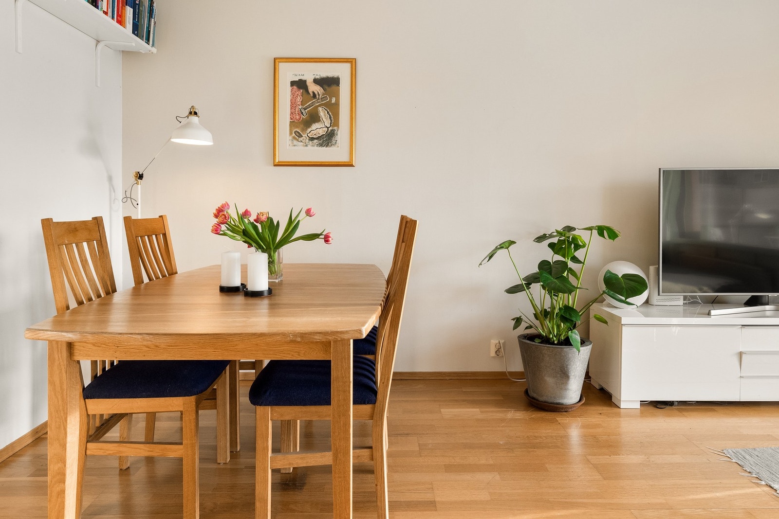 Her har du god plass til en fin sofagruppe, mediemøblement, spisestue og annet ønskelig møblement. Galleribilde