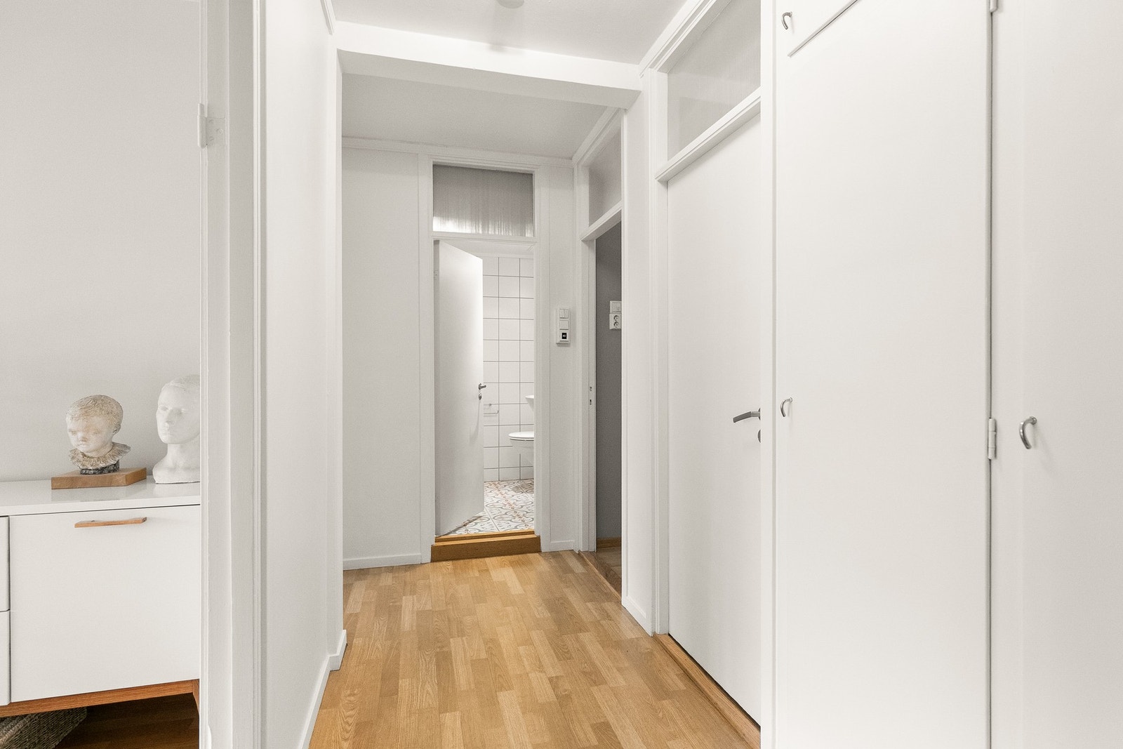 Fin entré/gang med flere originale plassbygde skap som fungerer som tre innvendig boder. Galleribilde