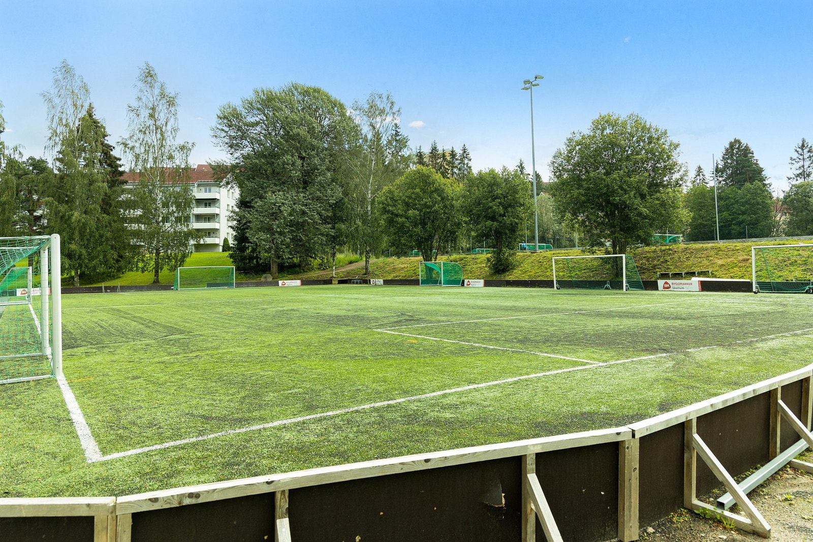 Årvoll idrettspark ligger i kort gangavstand og byr på flere fotballbaner. Årvoll IL har et godt aktivitetstilbud innen fotball, håndball, ski, volleyball og orientering. Galleribilde