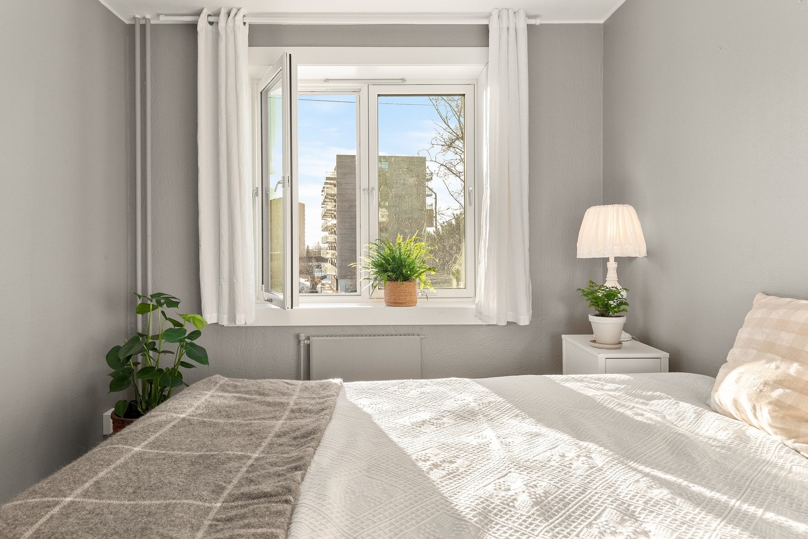 Lyse overflater og romfølelse skaper en behagelig atmosfære på hovedsoverommet. Galleribilde