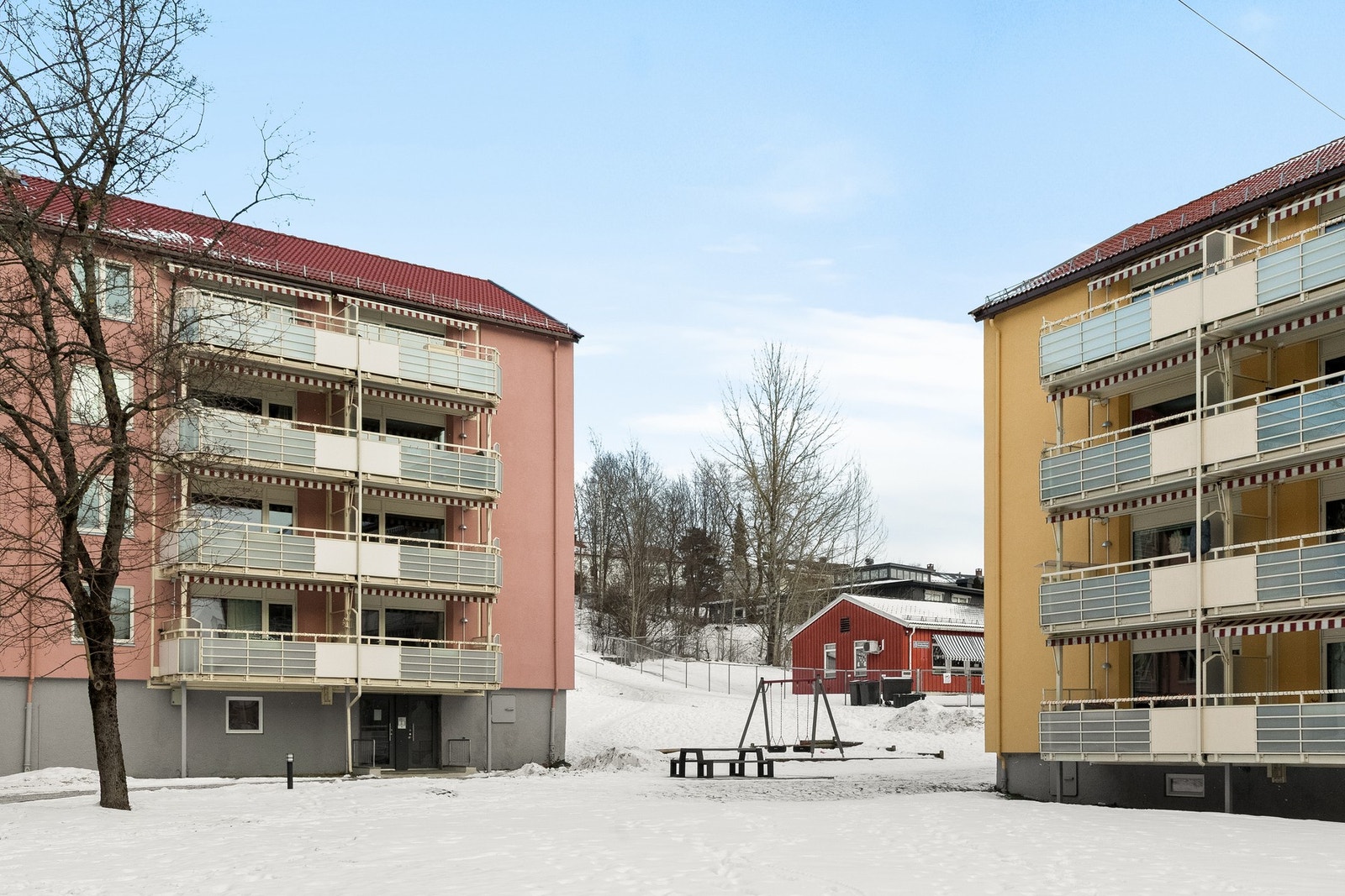 Svært flott, opparbeidet fellesområdet med beplantning, sittegrupper og lekeplass. Galleribilde