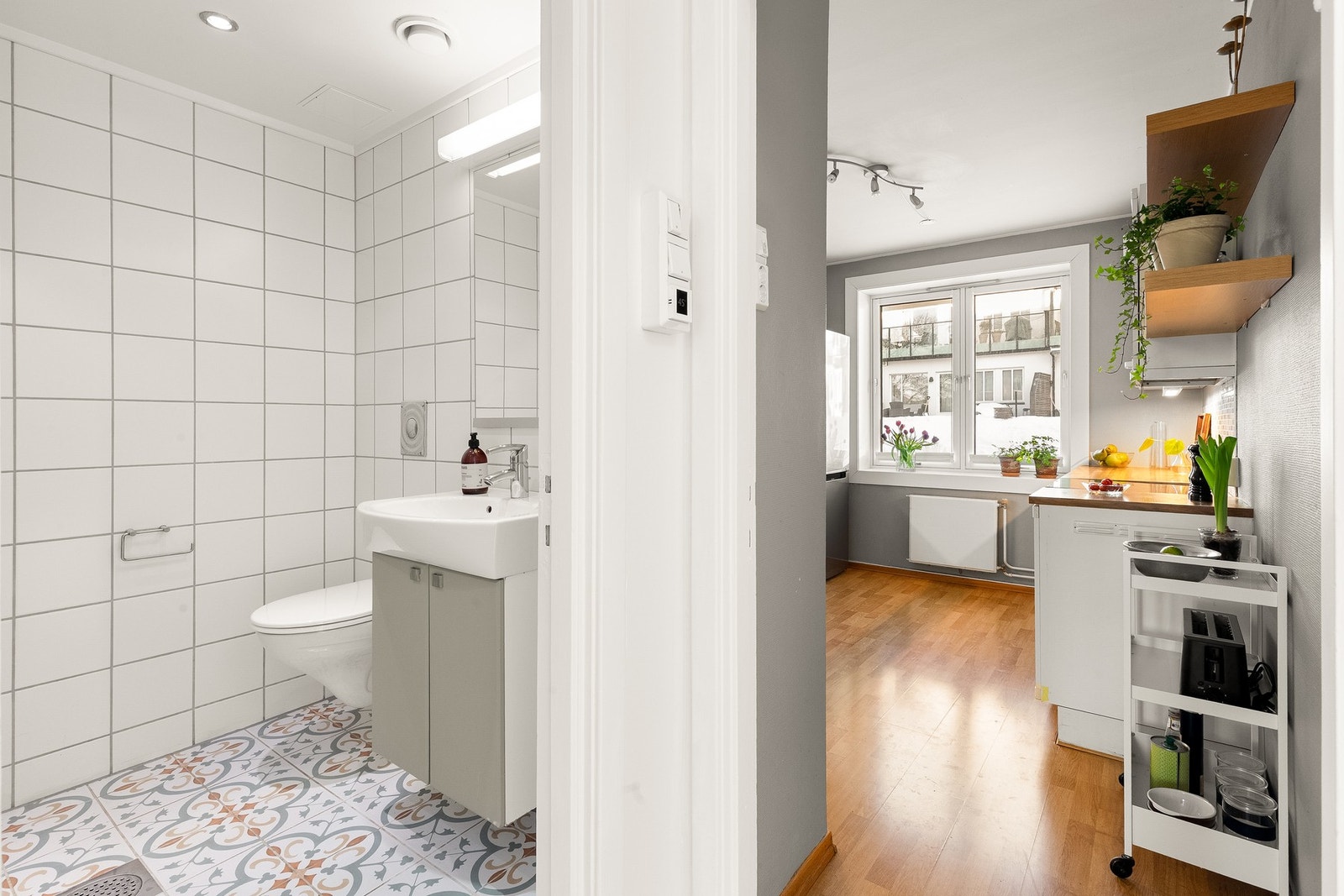 Innbydende og tidløst flislagt baderom pusset opp i 2005 i regi av borettslaget. Galleribilde