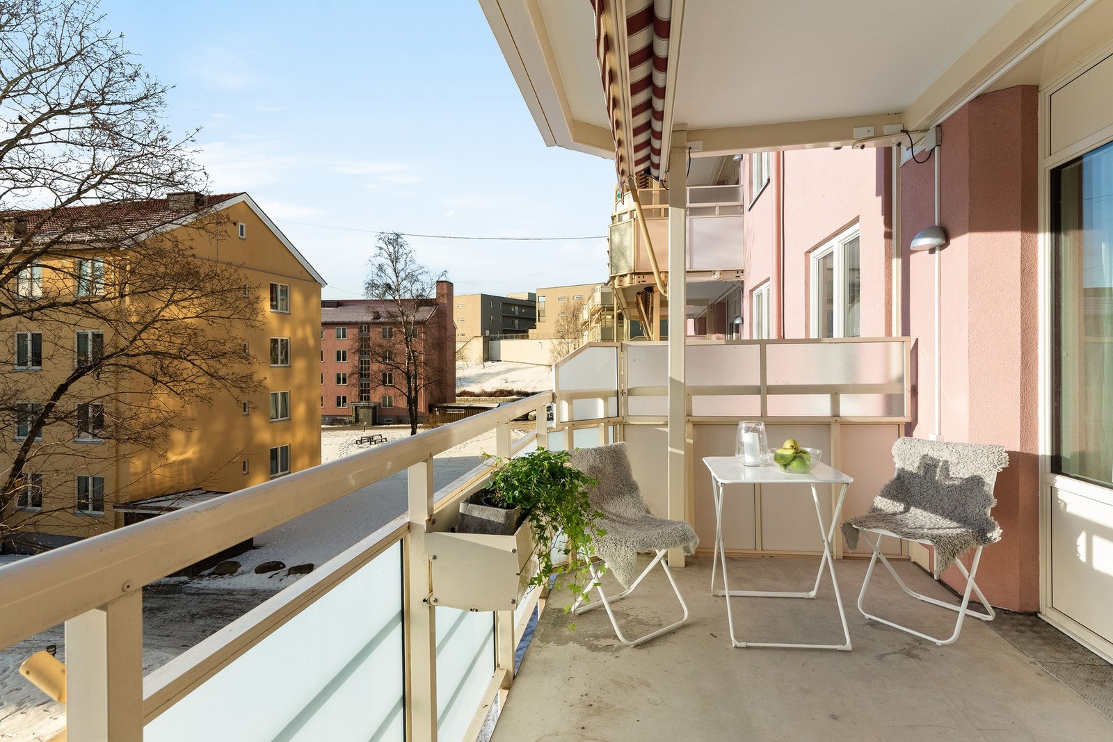 Balkongen blir en flott forlengelse av stuen med god plass til forskjellige utemøblement, grill og beplantning, samt montert elektrisk markise for solskjerming. Galleribilde