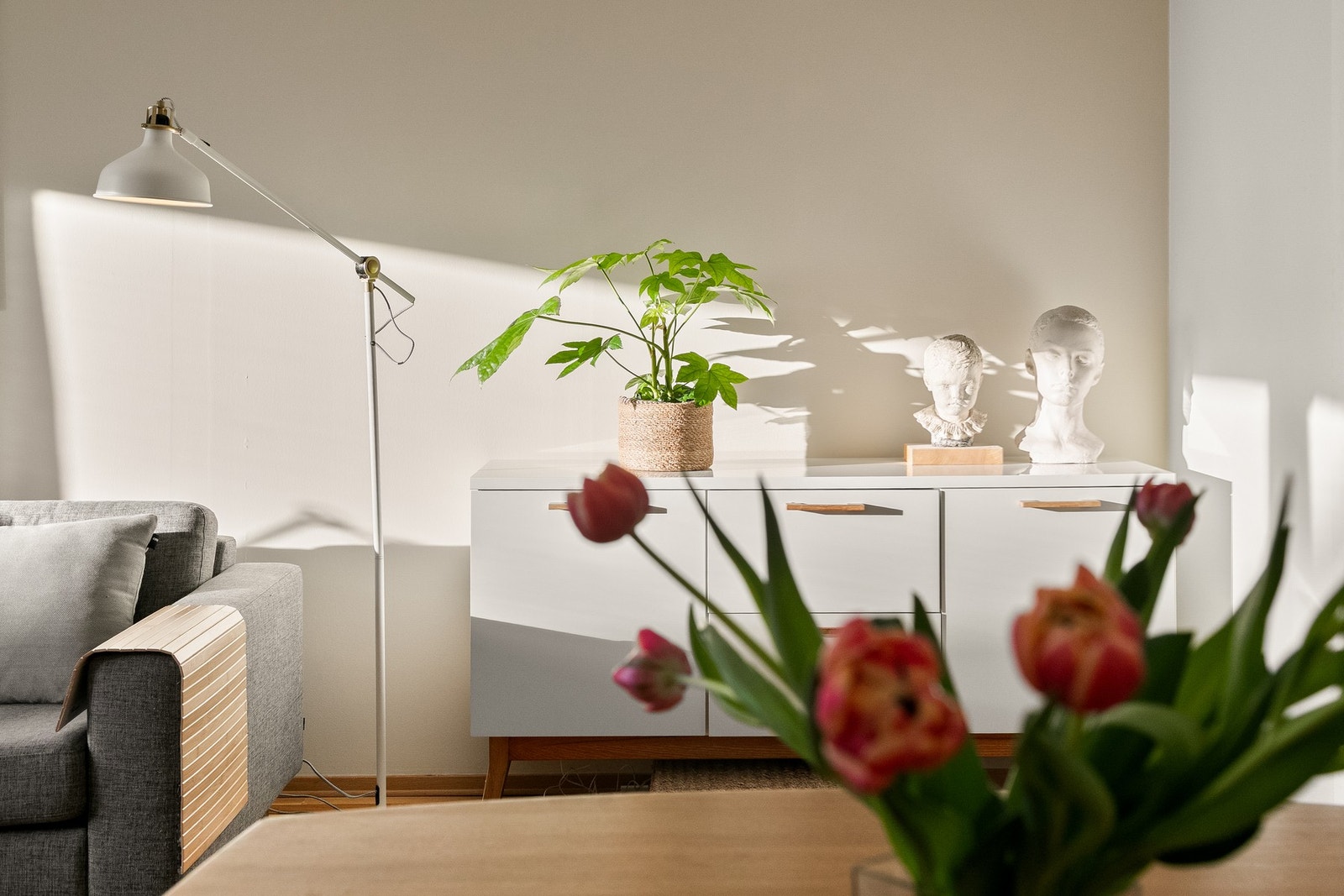 Stuen fremstår som delikat med malte overflater i lyse farger. Galleribilde