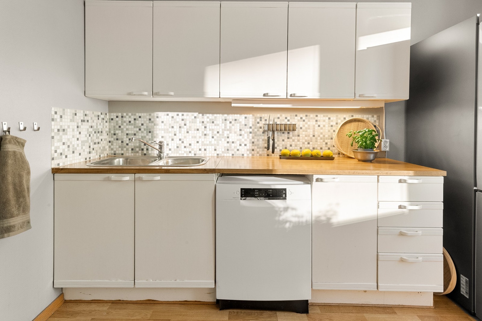 Videre har kjøkkenet opplegg for oppvaskmaskin. Galleribilde