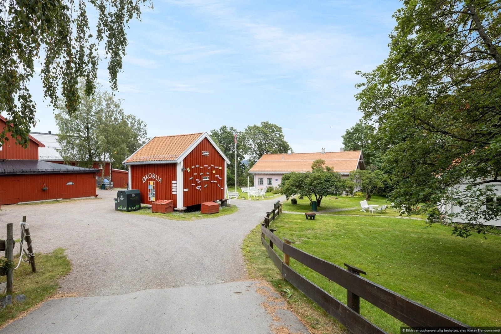 Koselige Årvoll gård ligger kun et steinkast unna leiligheten - et kulturelt og sosialt møtested for store og små. Galleribilde