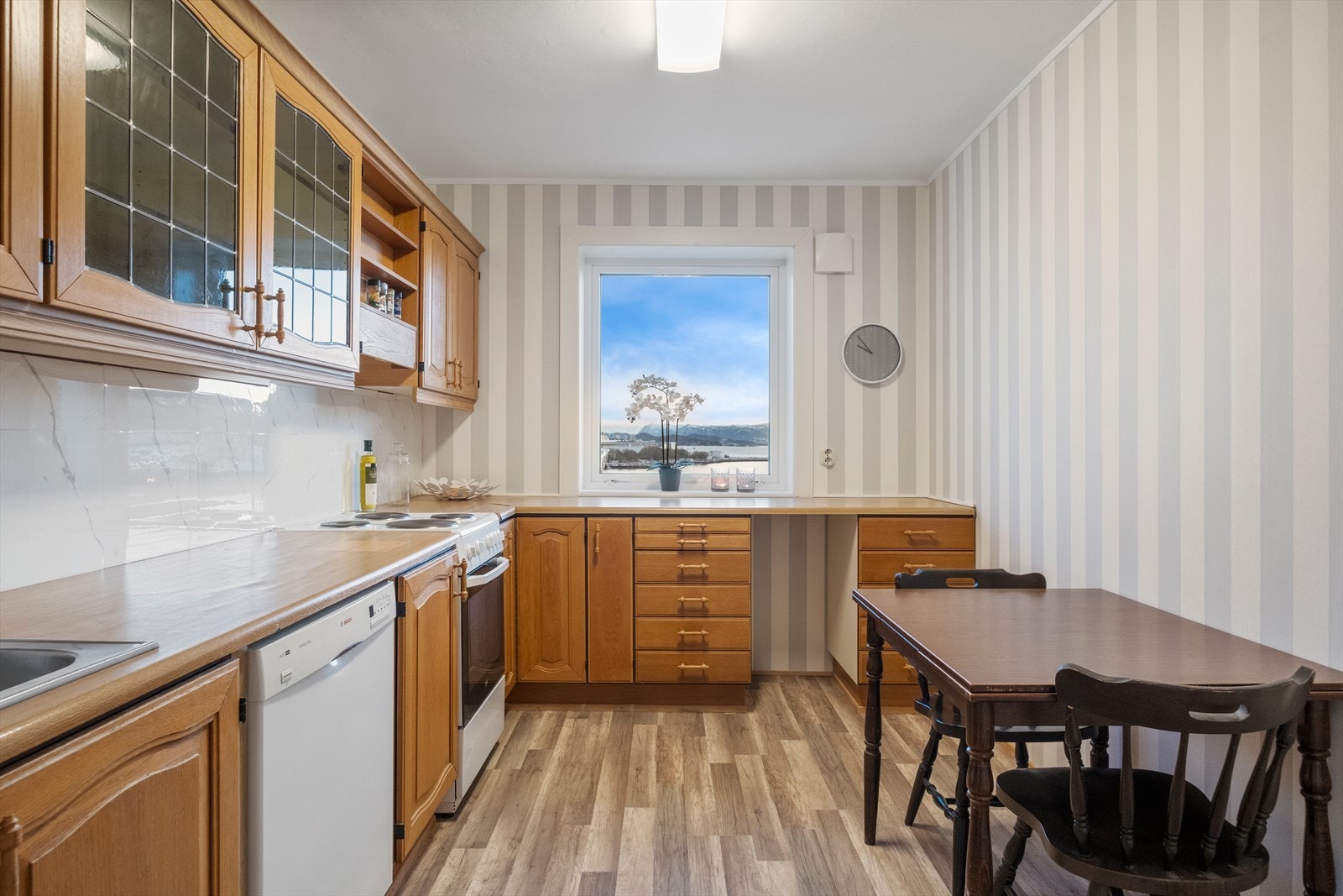 Kjøkkenet har godt med benkeplass og oppbevaringsplass Galleribilde