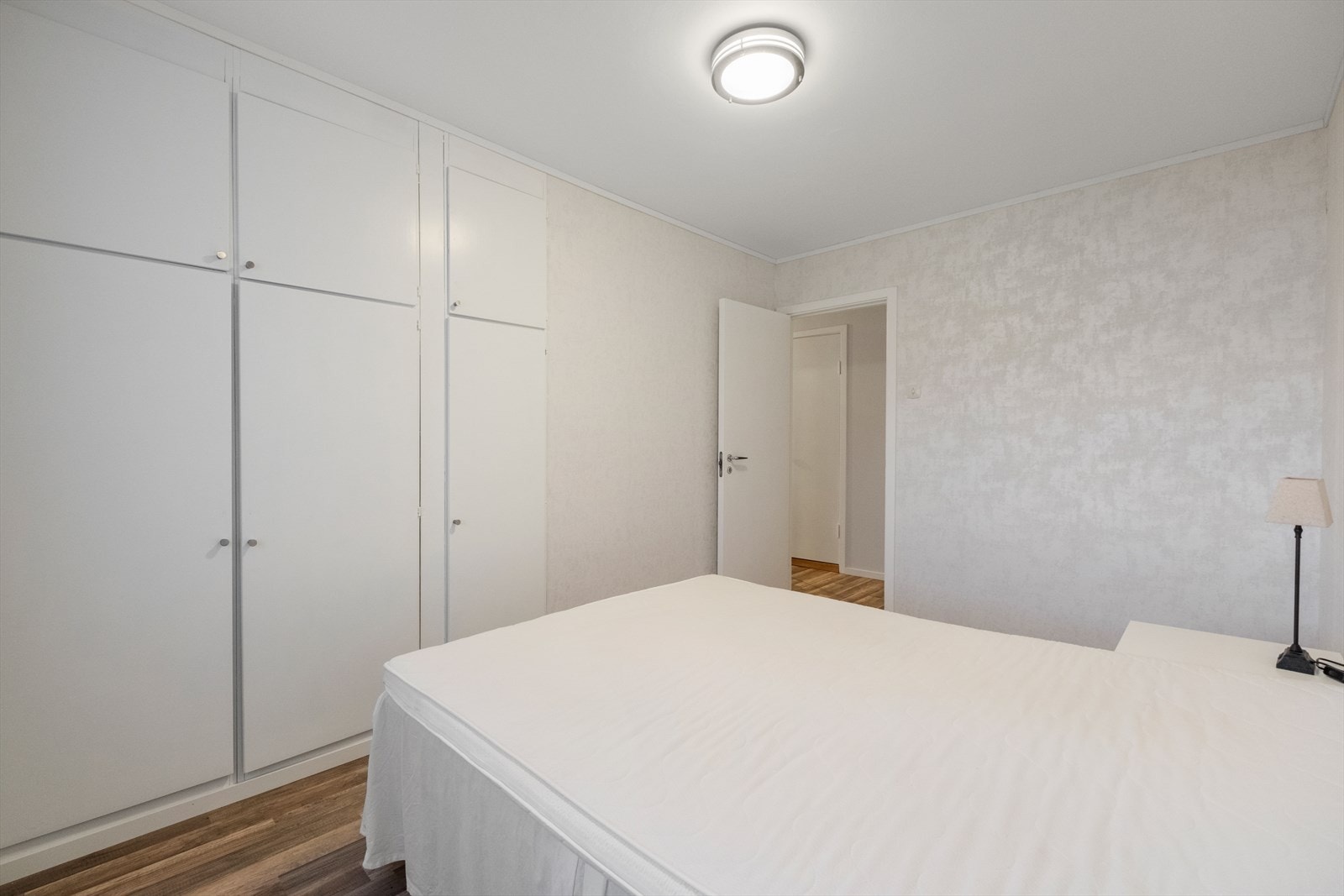 Leiligheten har to soverom - her fra hovedsoverom Galleribilde