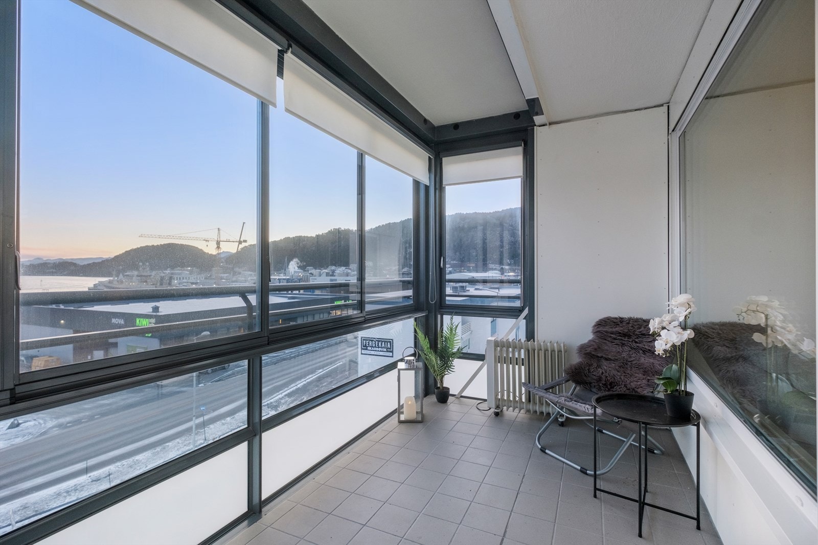 Balkongen fungerer som en forlengelse av stua - her kan man åpne opp alle vinduer i front Galleribilde