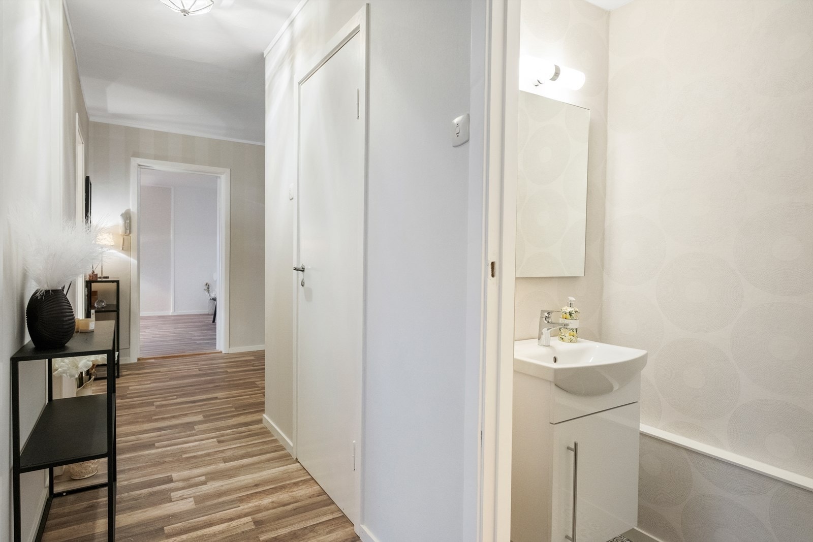 Wc-rom ligger vegg-i-vegg med badet Galleribilde