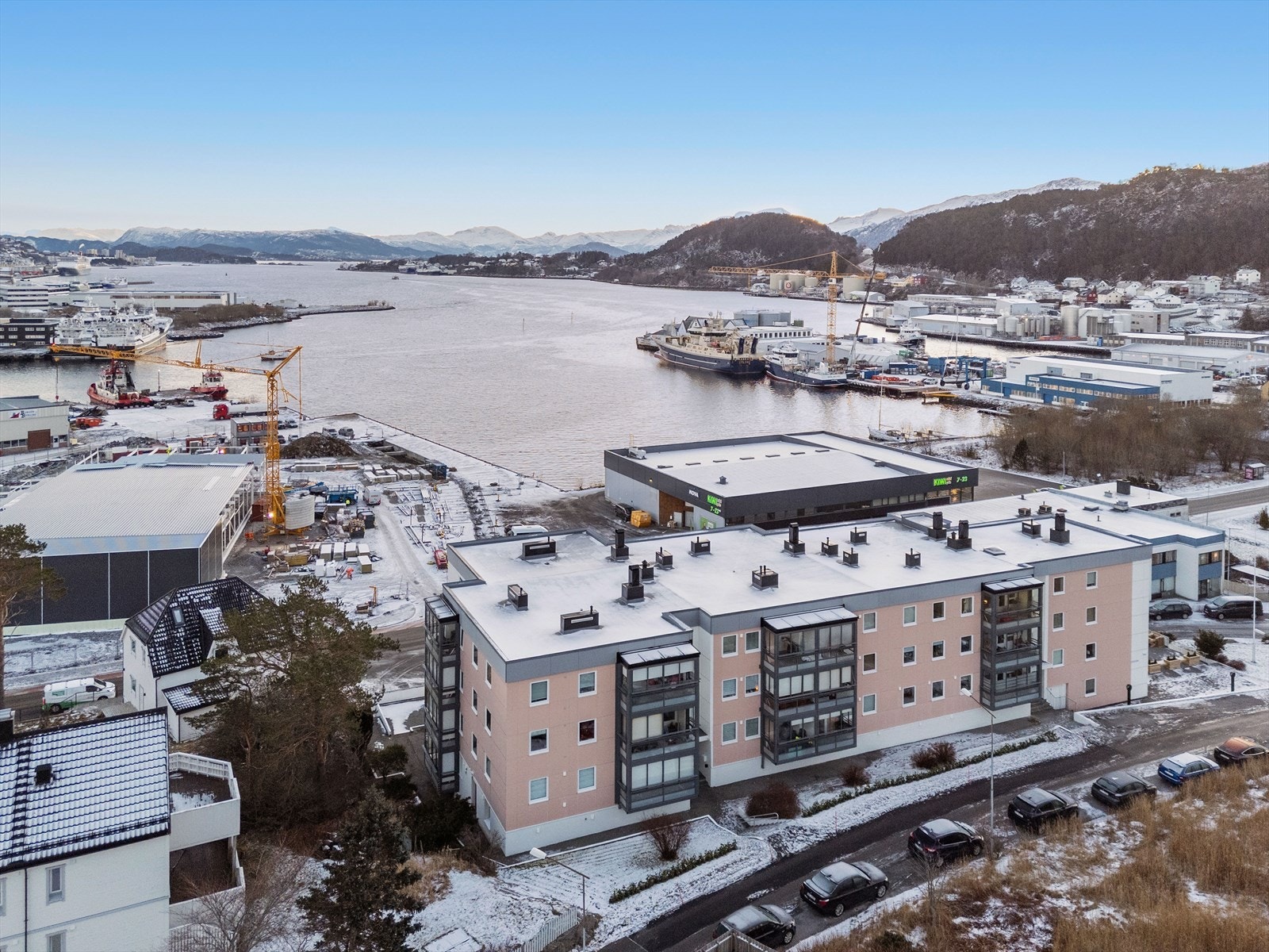 Dronebilde av fasade og nærmiljø Galleribilde