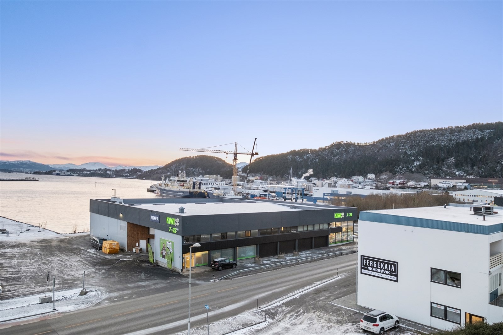 Nydelig utsikt mot Sukkertoppen og Aspevågen - her har man full kontroll på cruisetrafikken Galleribilde