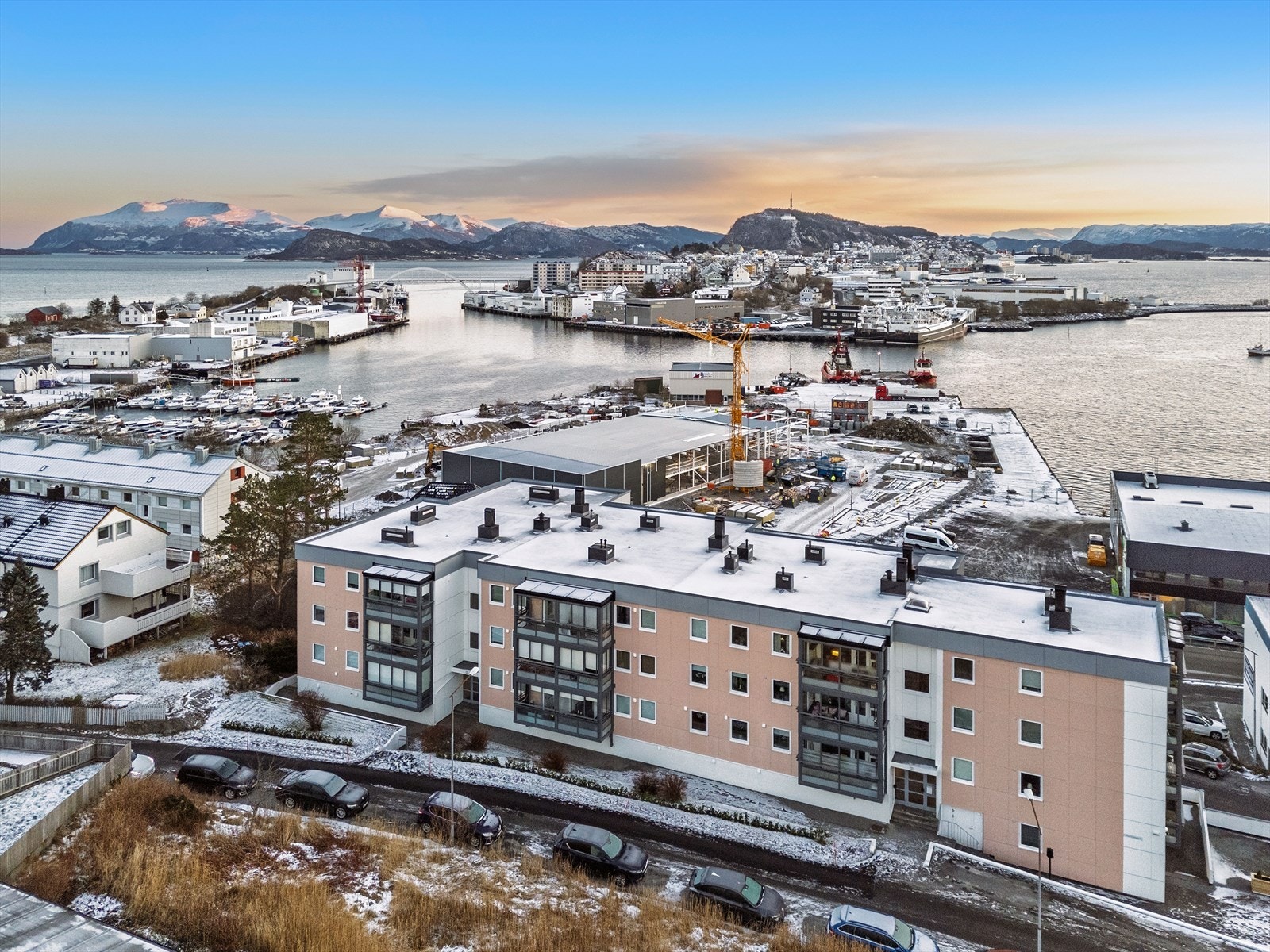 Dronebilde av fasade og nærmiljø Galleribilde