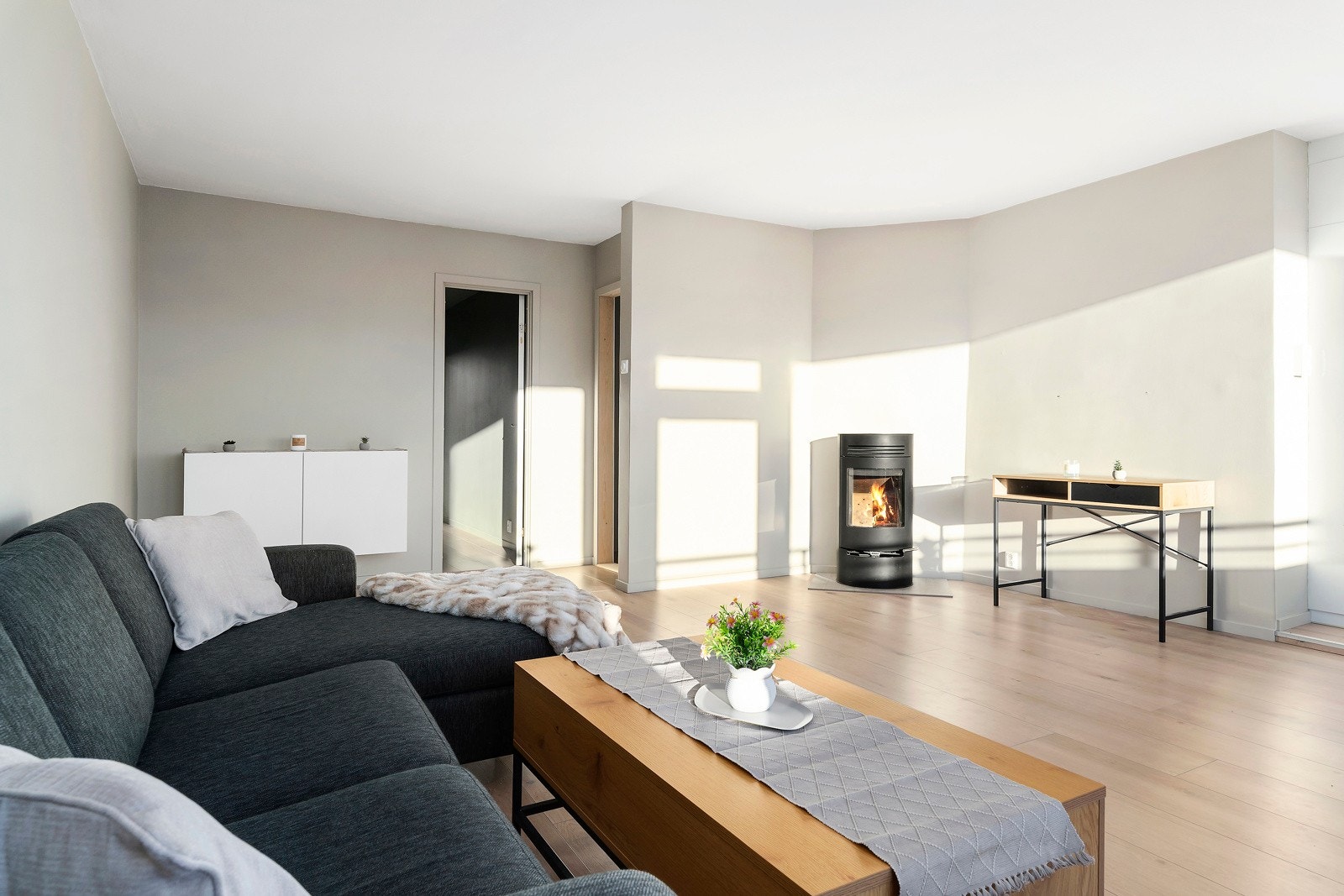 Stuen og kjøkkenet er gjennomført i en åpen løsning og sørger for god samhandling og flyt i planløsningen. Galleribilde