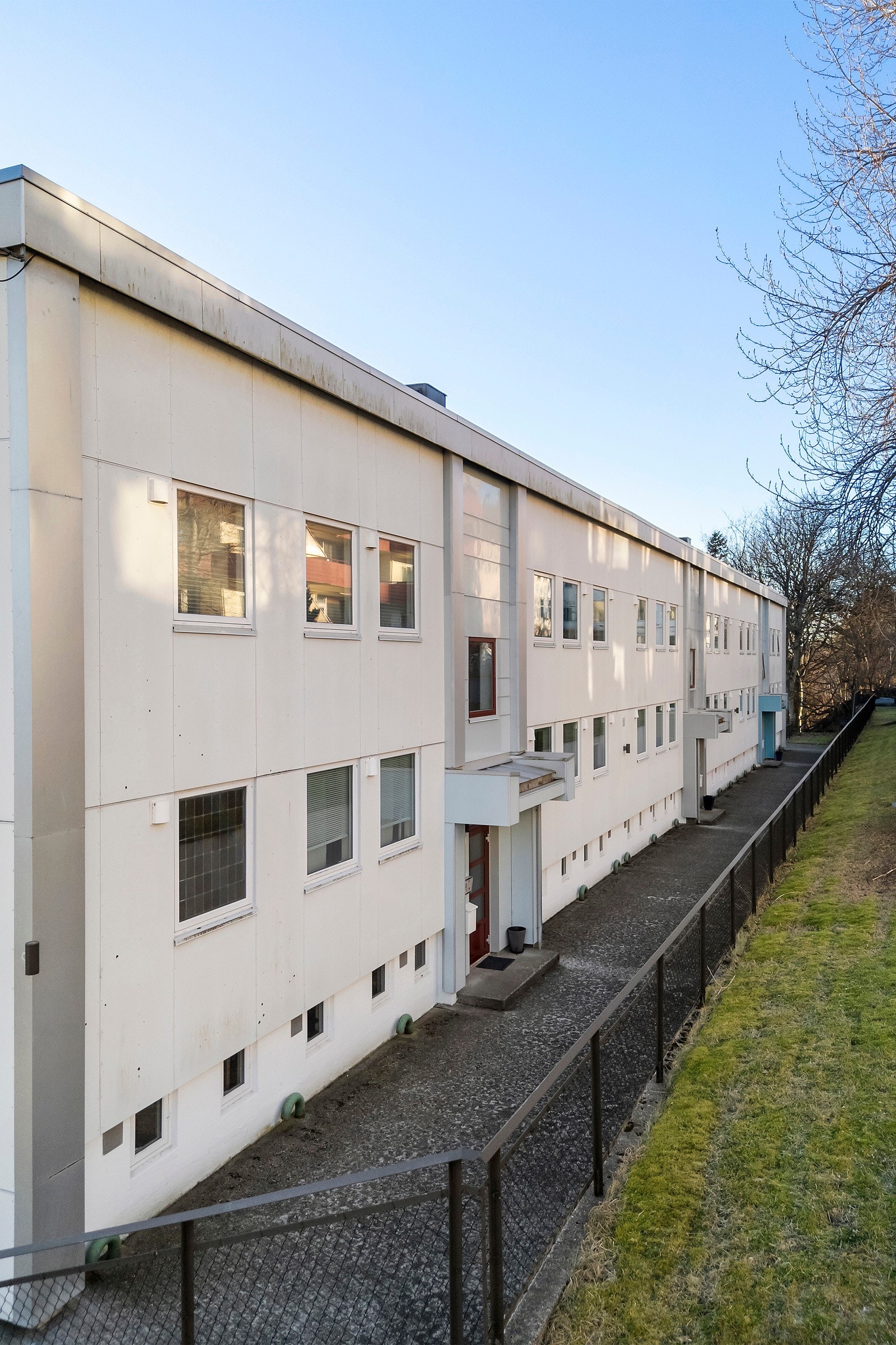 Inngangspartiet er pent opparbeidet og og porttelefonen lar deg enkelt åpne hoveddøren for besøkende. Galleribilde