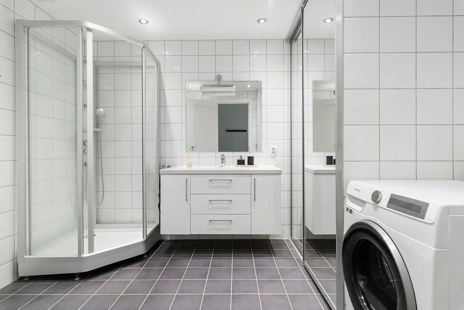 Badet fra 2006 oppleves romslig og har fliser på gulv og vegg. Galleribilde