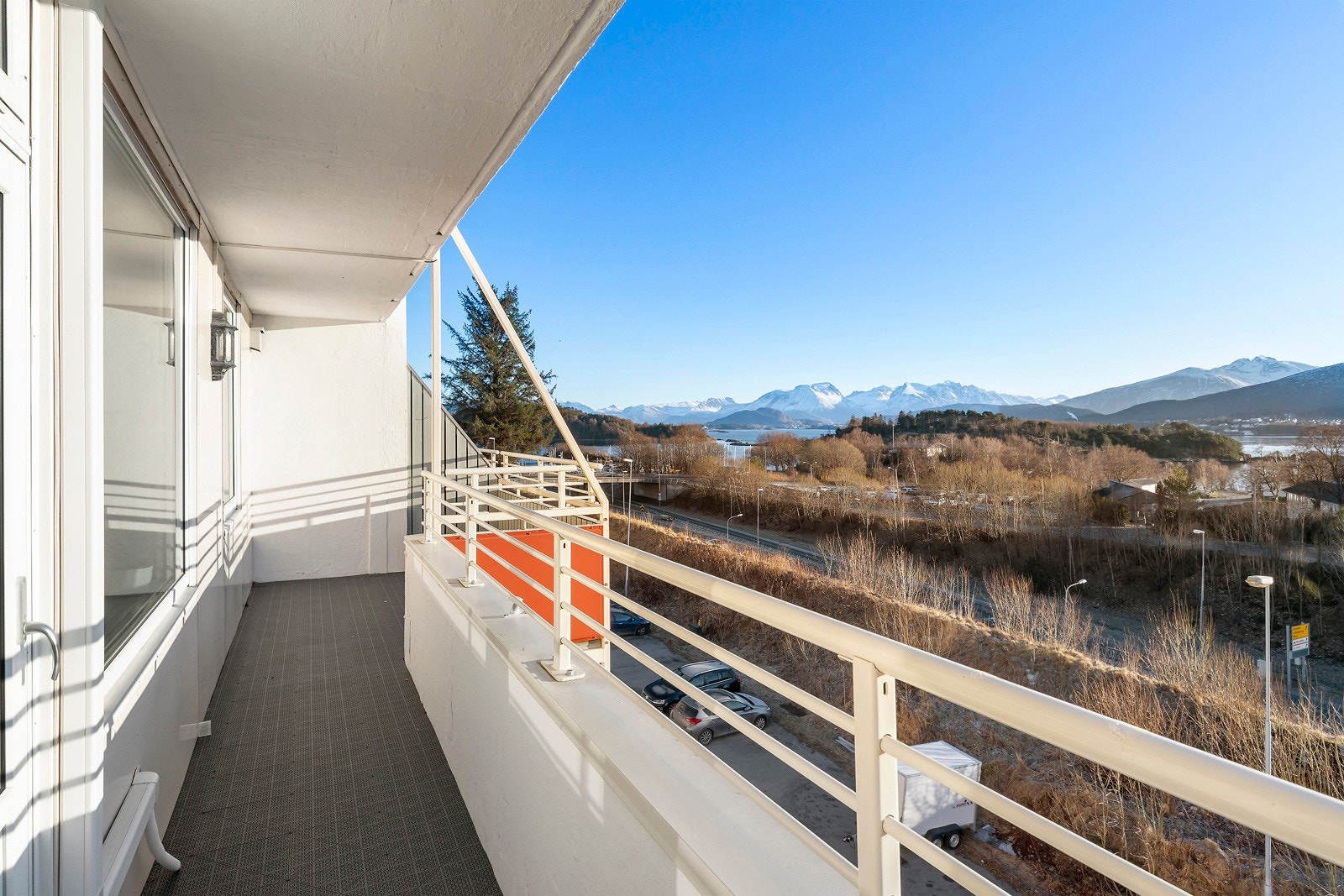 Dette er en meget flott 4-roms leilighet i populære Nørvegata. Med på kjøpet får man også denne overbygde verandaen hvor solen kan nytes fra tidlig morgen til godt utpå ettermiddagen. Galleribilde