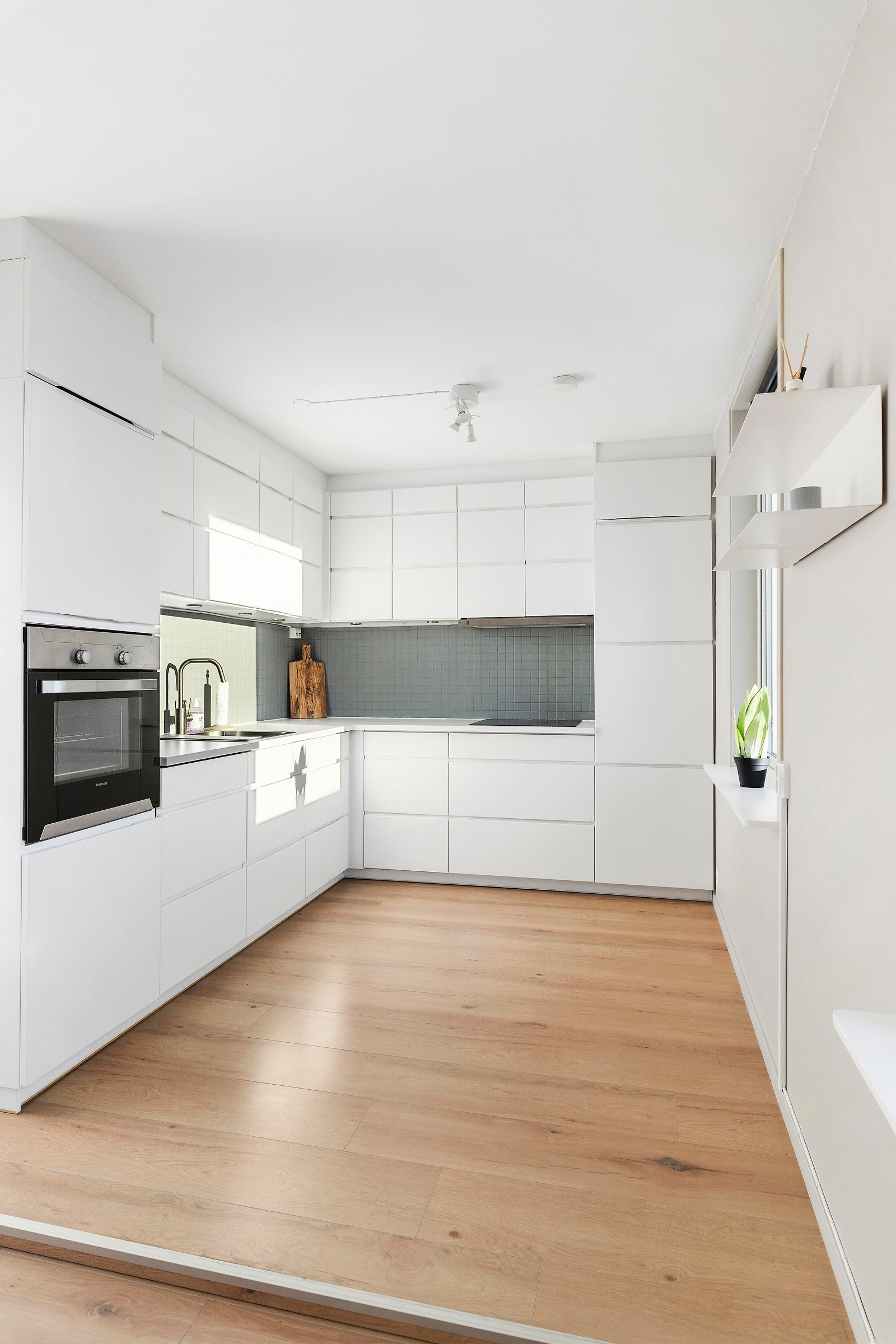 Det er integrerte hvitevarer i innredningen, med nedfelt koketopp med tilhørende avtrekksvifte, stekeovn og oppvaskmaskin. Galleribilde