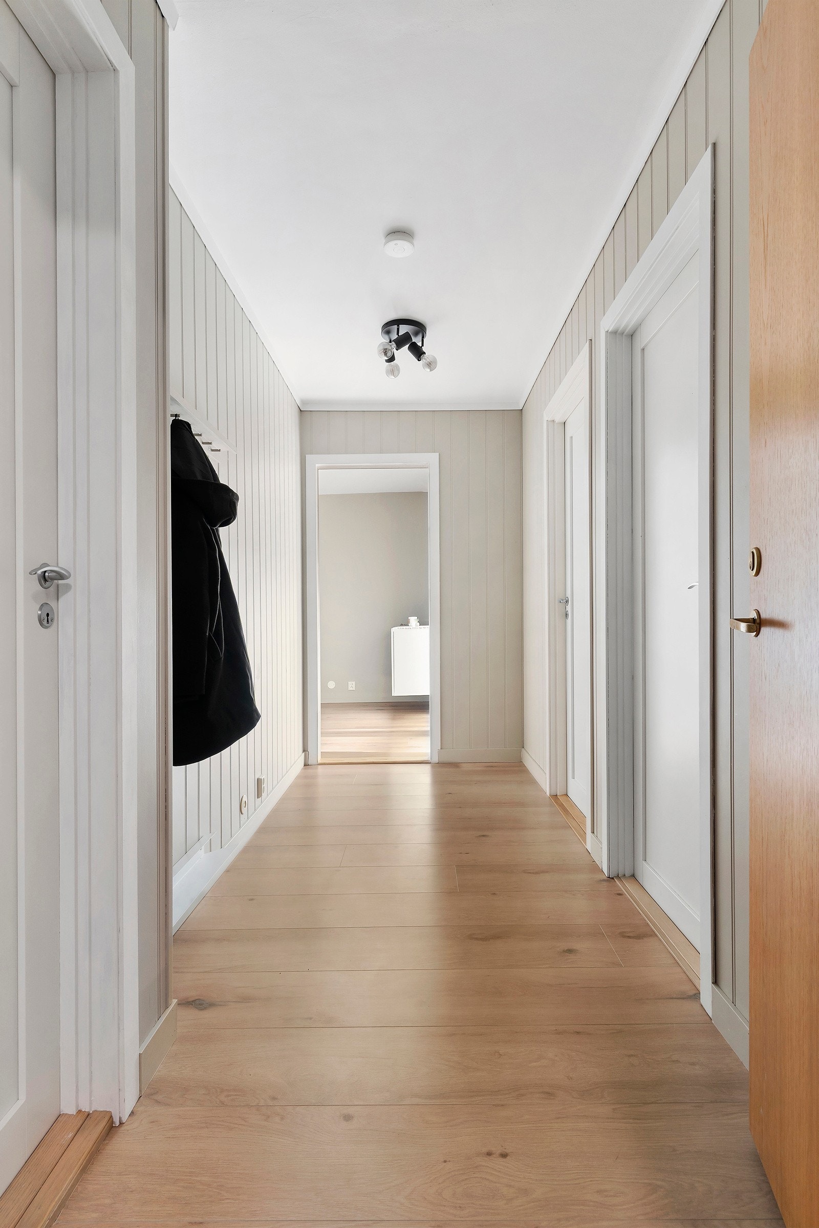 Førsteinntrykket er lyst, luftig og moderne - noe som går igjen i hele leiligheten. Galleribilde