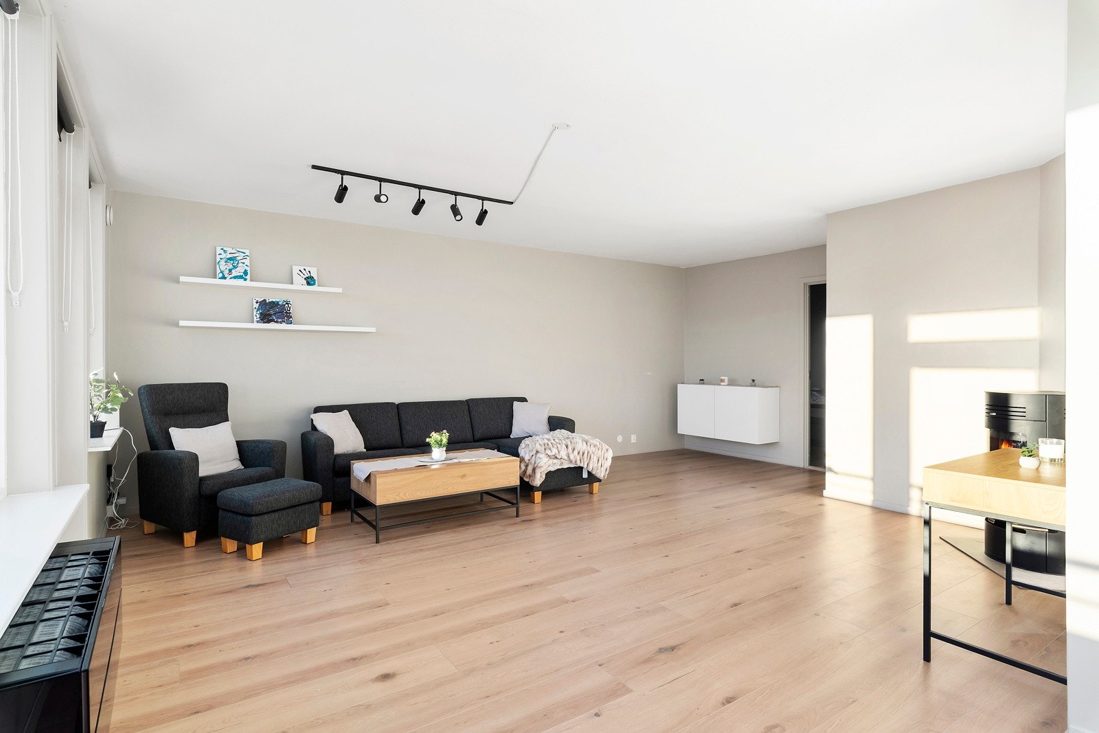 Stuen er lett å innrede akkurat slik du vil ha det med ønsket sofa, sofabord og annet passende møblement. Galleribilde