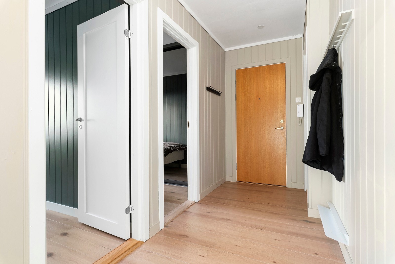 I det du kommer inn døren blir du møtt av en lys og romslig entré. Galleribilde