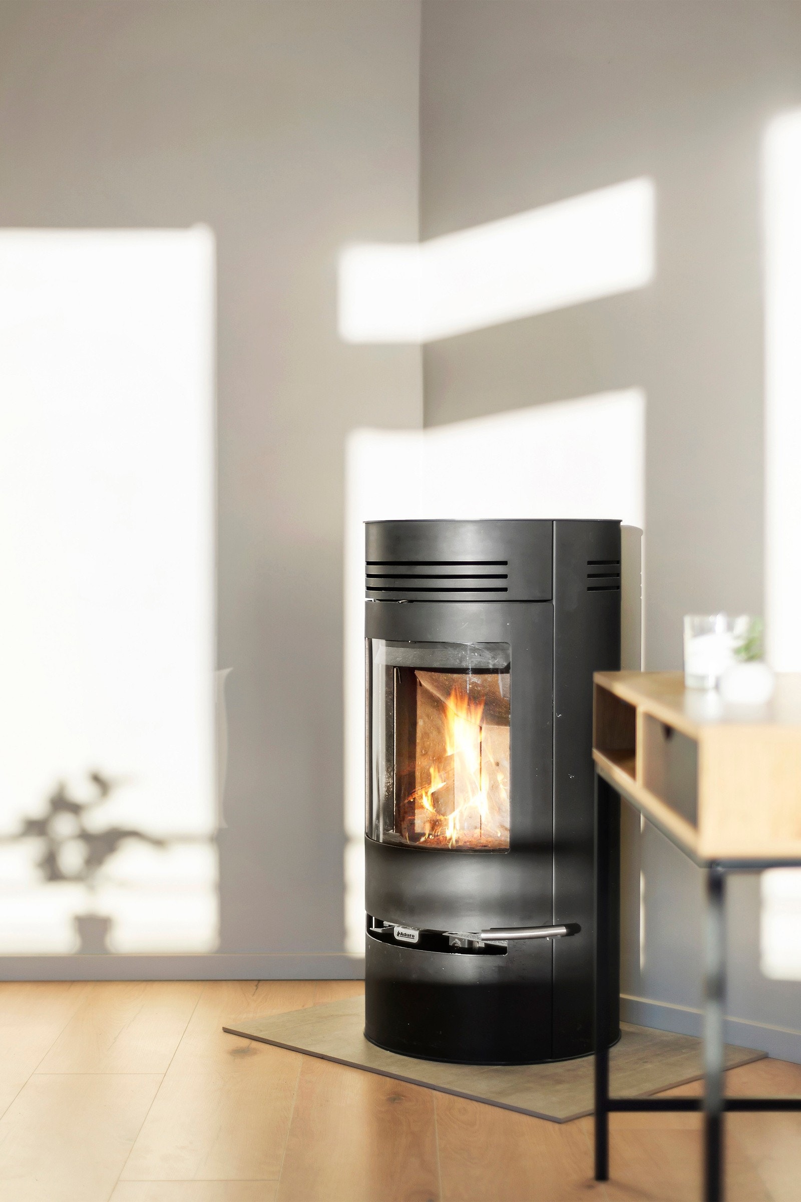 Peis i stuen som sørger for god varme på klade vinterdager. Galleribilde