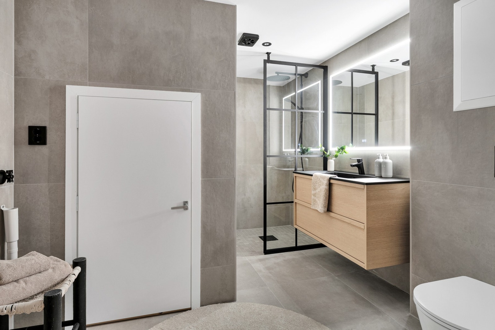 Pent hovedbad med lekre flis og varmekabler i gulvet. Takstmann har vurdert badet til Galleribilde