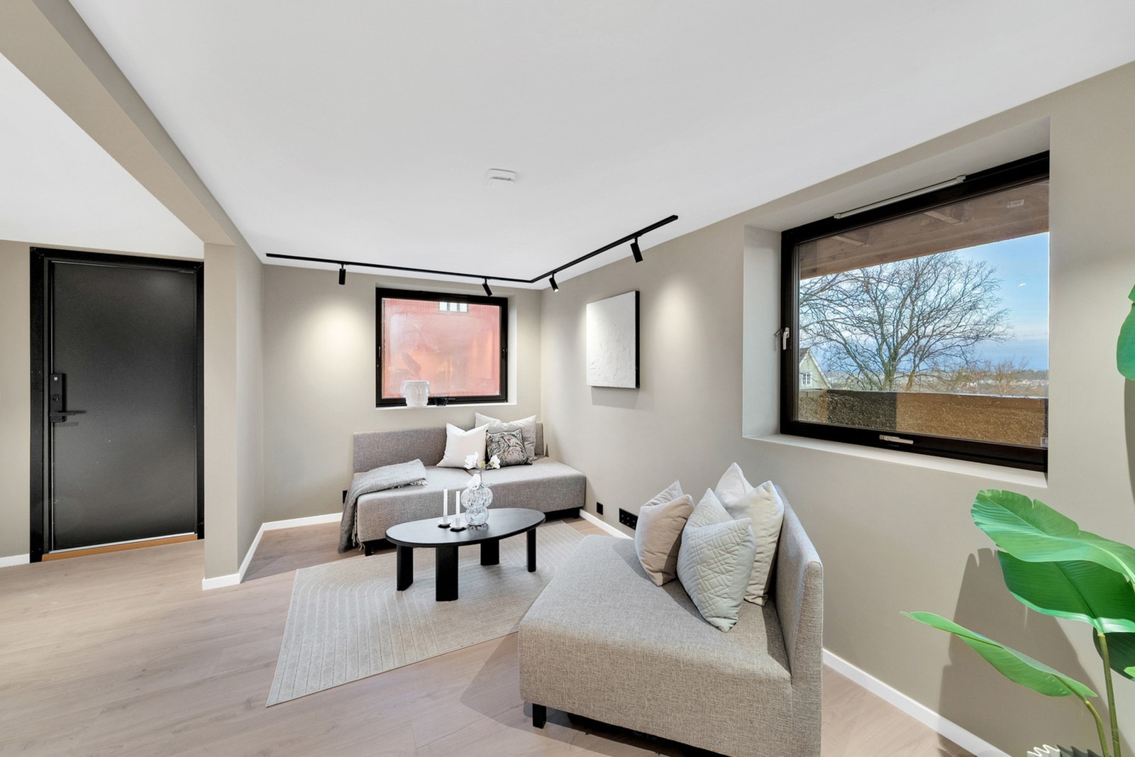 Det er egen inngang med kodelås fra sokkeletasjen. Galleribilde