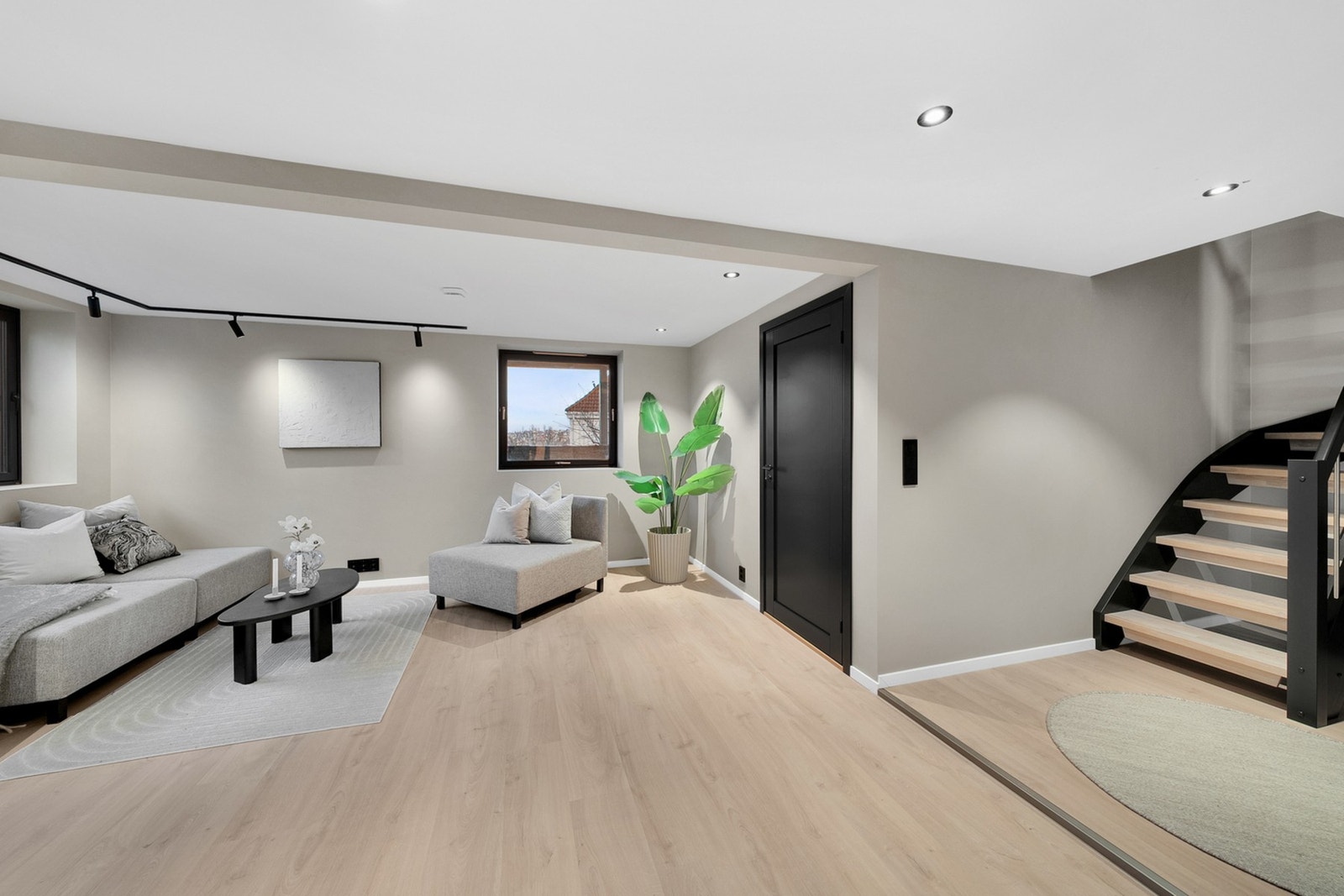 Koselig kjellerstue på 18 kvm med god plass til sofakrok og TV-møblement. Galleribilde