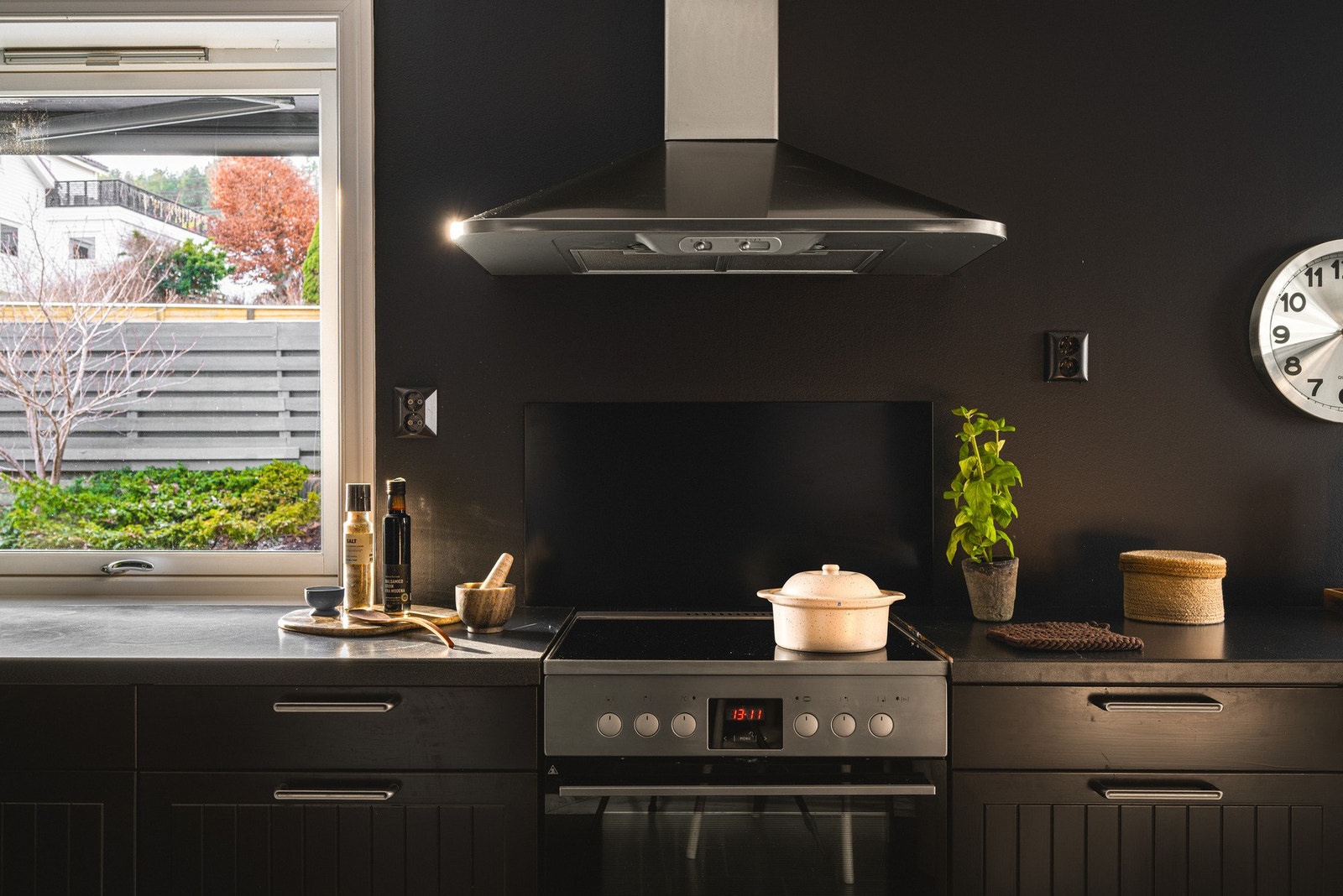 Det er laminat benkeplate med fliser over benkeplaten, stål oppvaskkum og ventilator, samt opplegg for oppvaskmaskin. Galleribilde