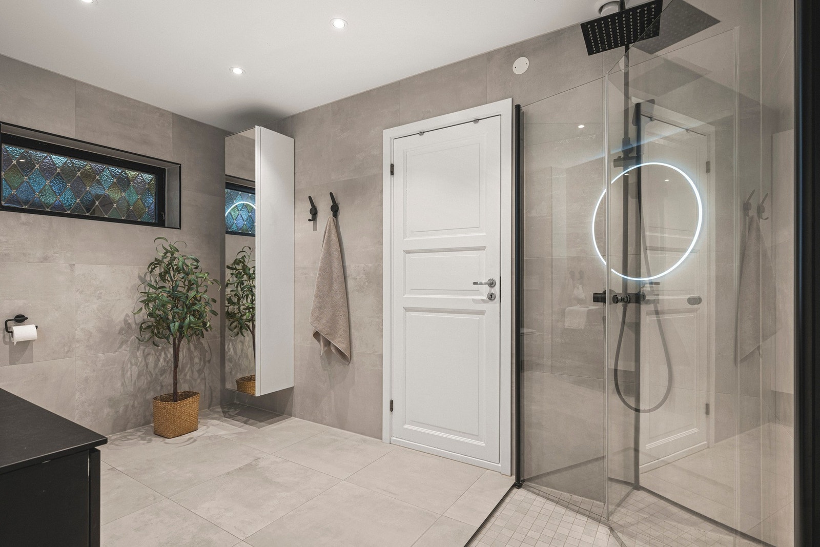 Boligen har et romslig hovedbad på 8,1 m² som ble pusset opp i 2021. Galleribilde