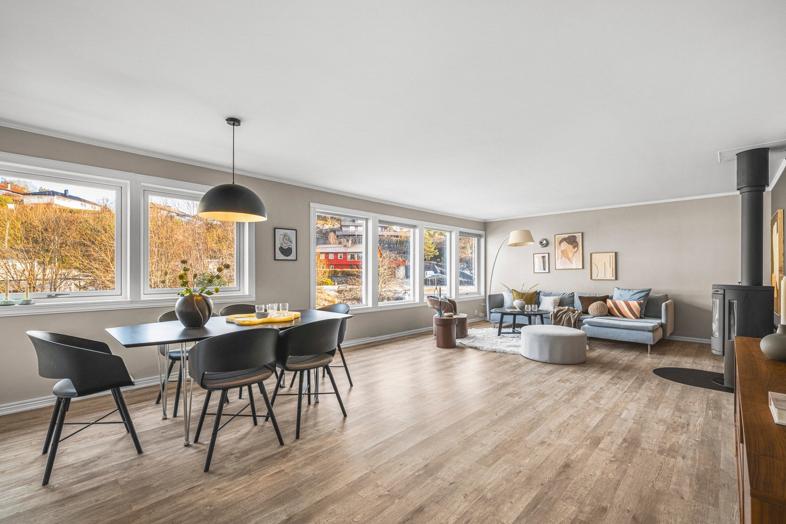 Her er det plass til både stor sofagruppe og spiseplass. Galleribilde