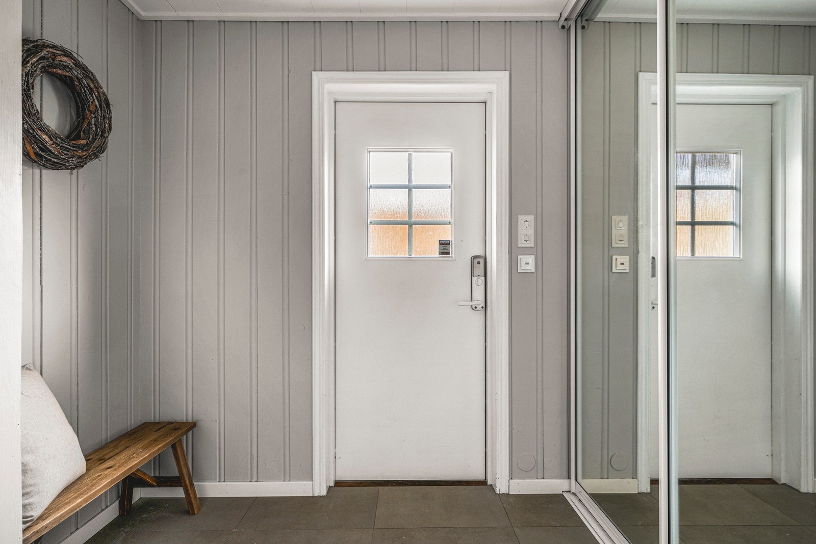 Flott og lys entré på 4,5 m² med god oppbevaringsmuligheter. Galleribilde