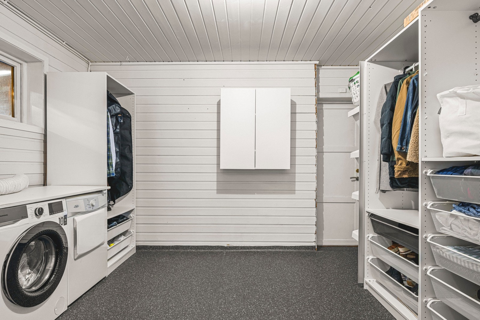 Vaskerommet har gulvbelegg med varmekabler og panel på veggene, og er utstyrt med utslagsvask, varmtvannsbereder og opplegg for vaskemaskin. Galleribilde