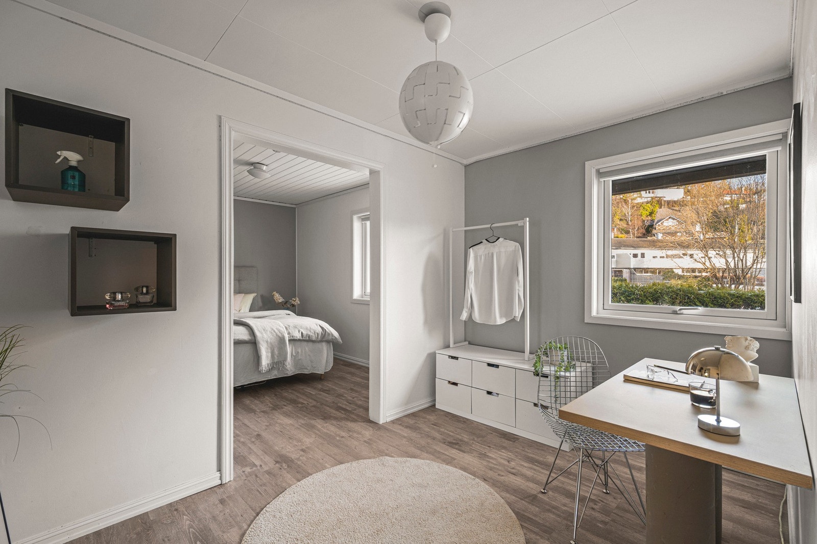 God plass til dobbeltseng, garderobeløsninger og eventuelt hjemmekontor. Galleribilde