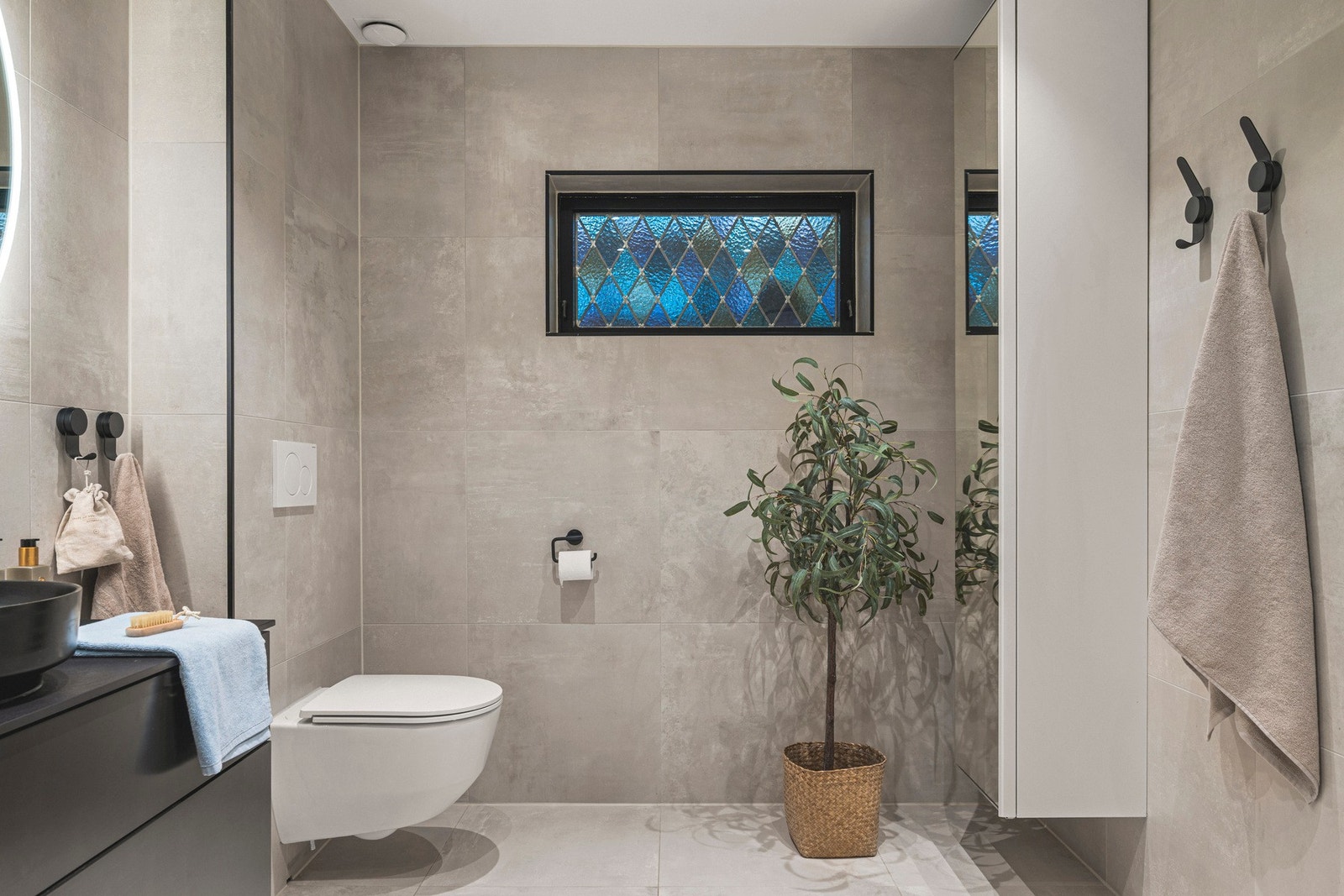 Badet er helfliset og har varmekabler i gulv. Galleribilde