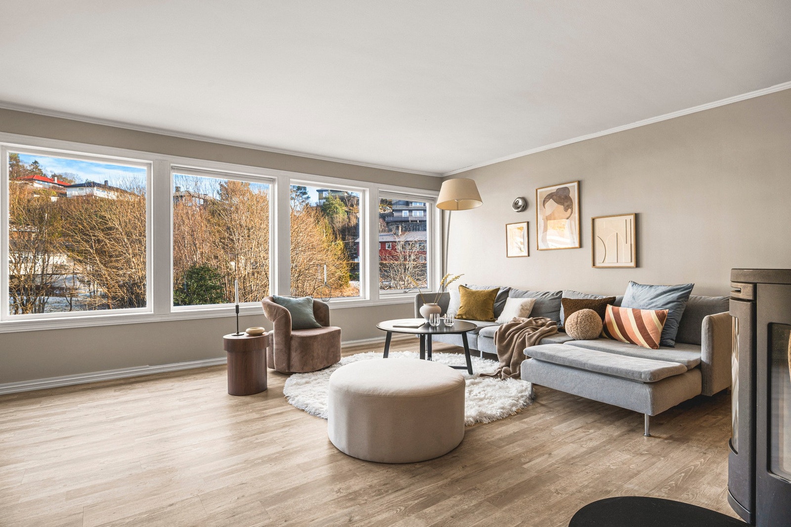 Stuen har store vinduer vendt mot sydvest som slipper inn rikelig med naturlig lys. Galleribilde