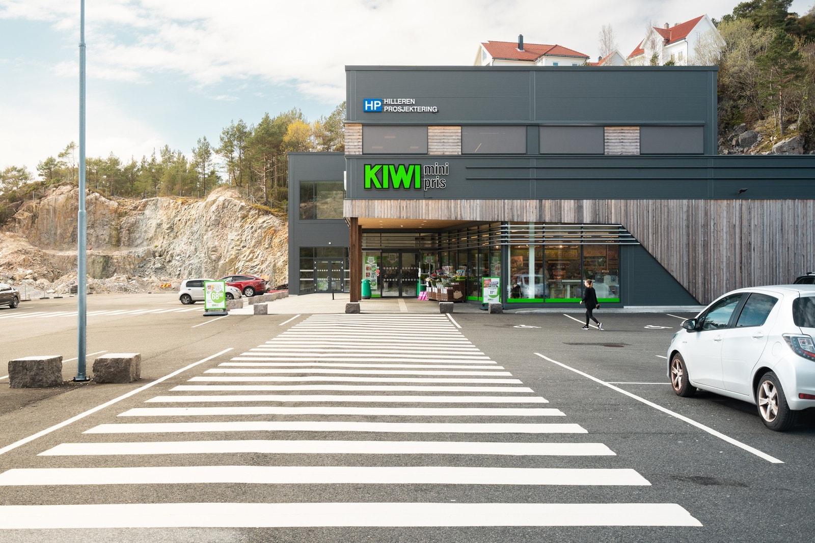 Dagligvarehandel kan gjøres innen kort gangavstand, med Kiwi Hilleren rett ved boligen. Galleribilde