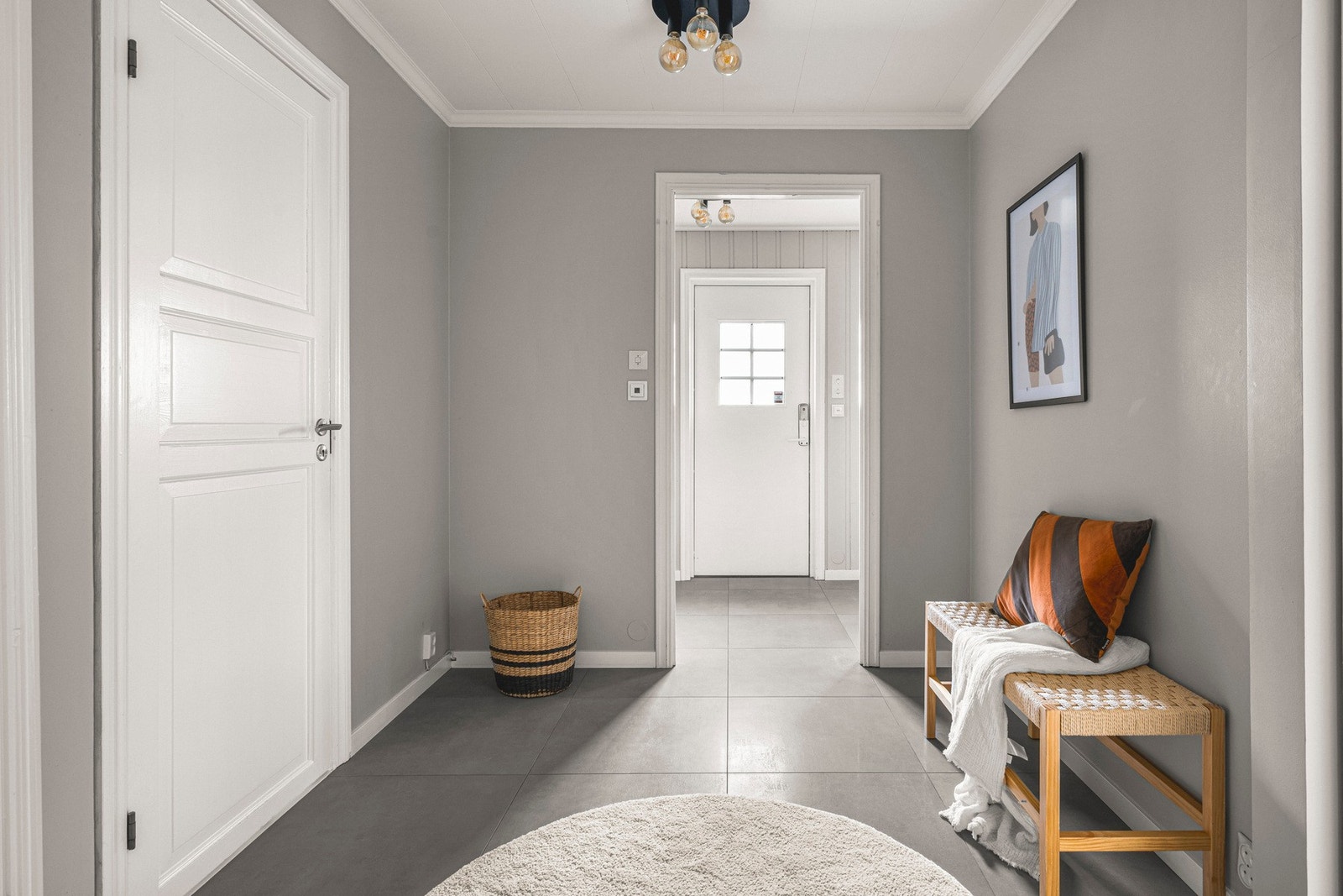 Entréen leder til gangen på 11 m² hvor du kan komme deg til begge bad- og soverommene. Galleribilde