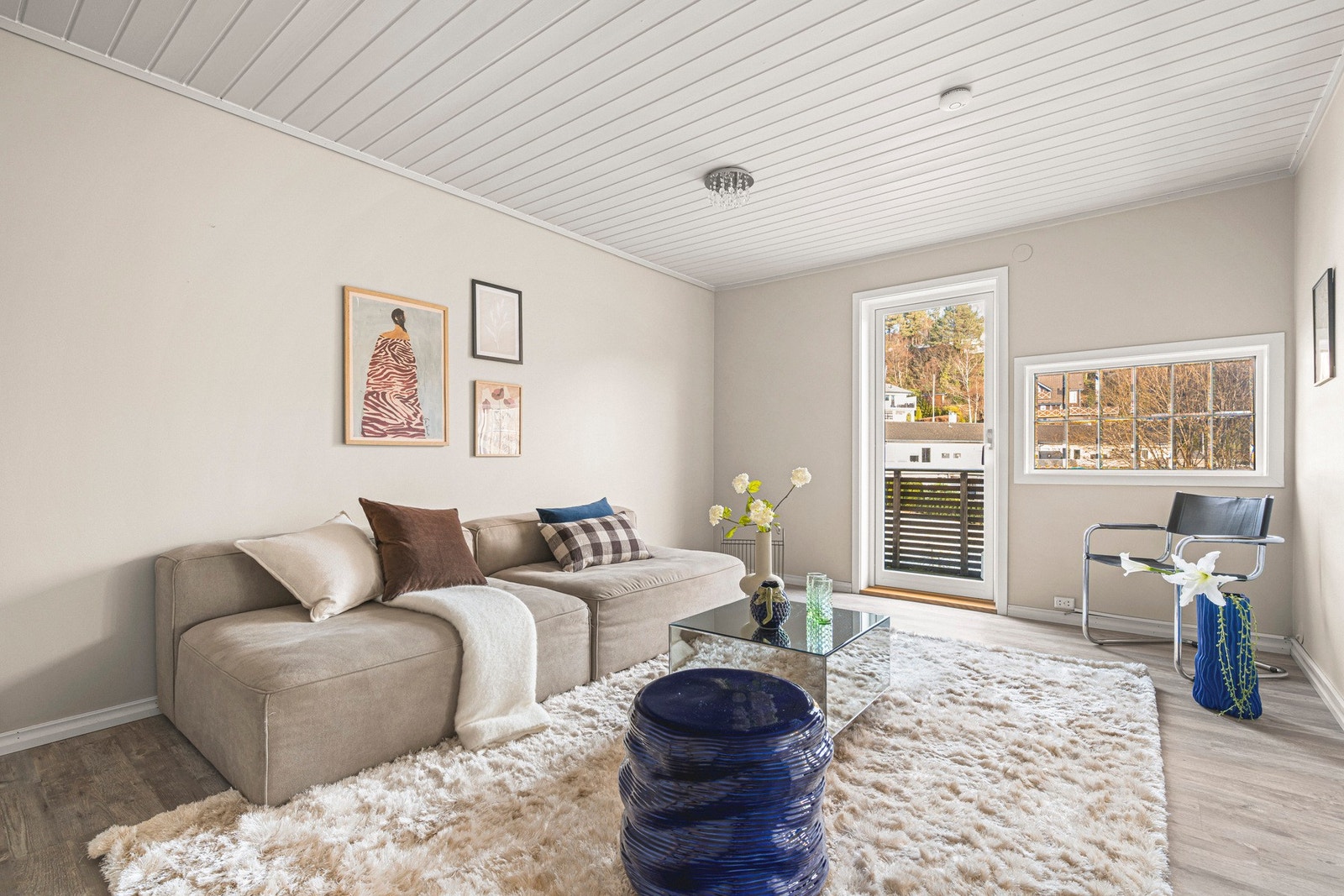 Fra stuen er det utgang til terrasse på ca. 9 m² via altandør fra 2022. Galleribilde