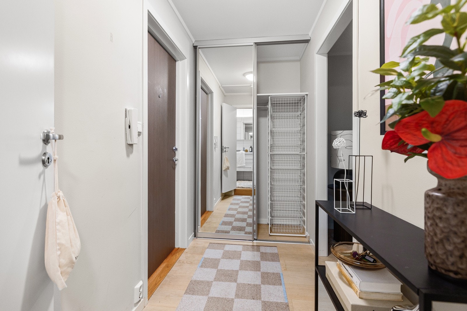 Entréen er innredet med en stor skyvedørsgarderobe med speil, hvor yttertøy kan ryddes bort. Galleribilde