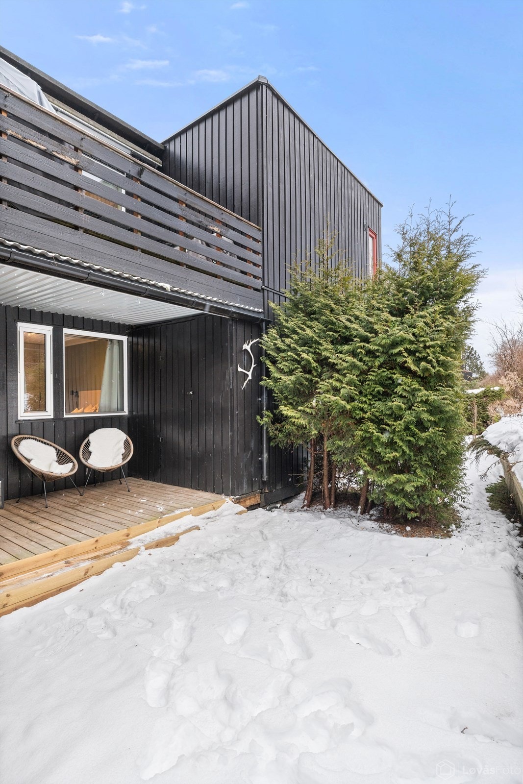 Vestvendt og overbygget terrasseplatting på 8 kvm med adkomst videre til liten hage. I tilknytning til plattingen ligger en utebod på ca 1 kvm Galleribilde