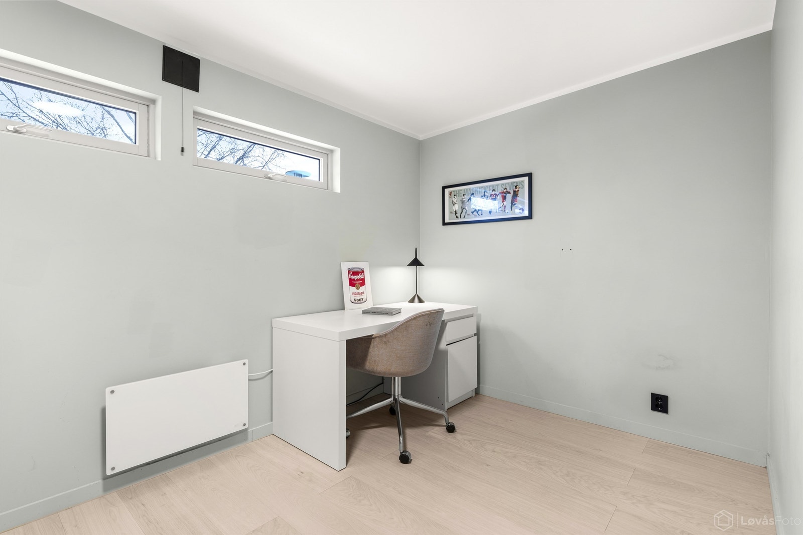 Stort kontor med 1-stavs parkett (rommet er ikke godkjent for varig opphold) Galleribilde