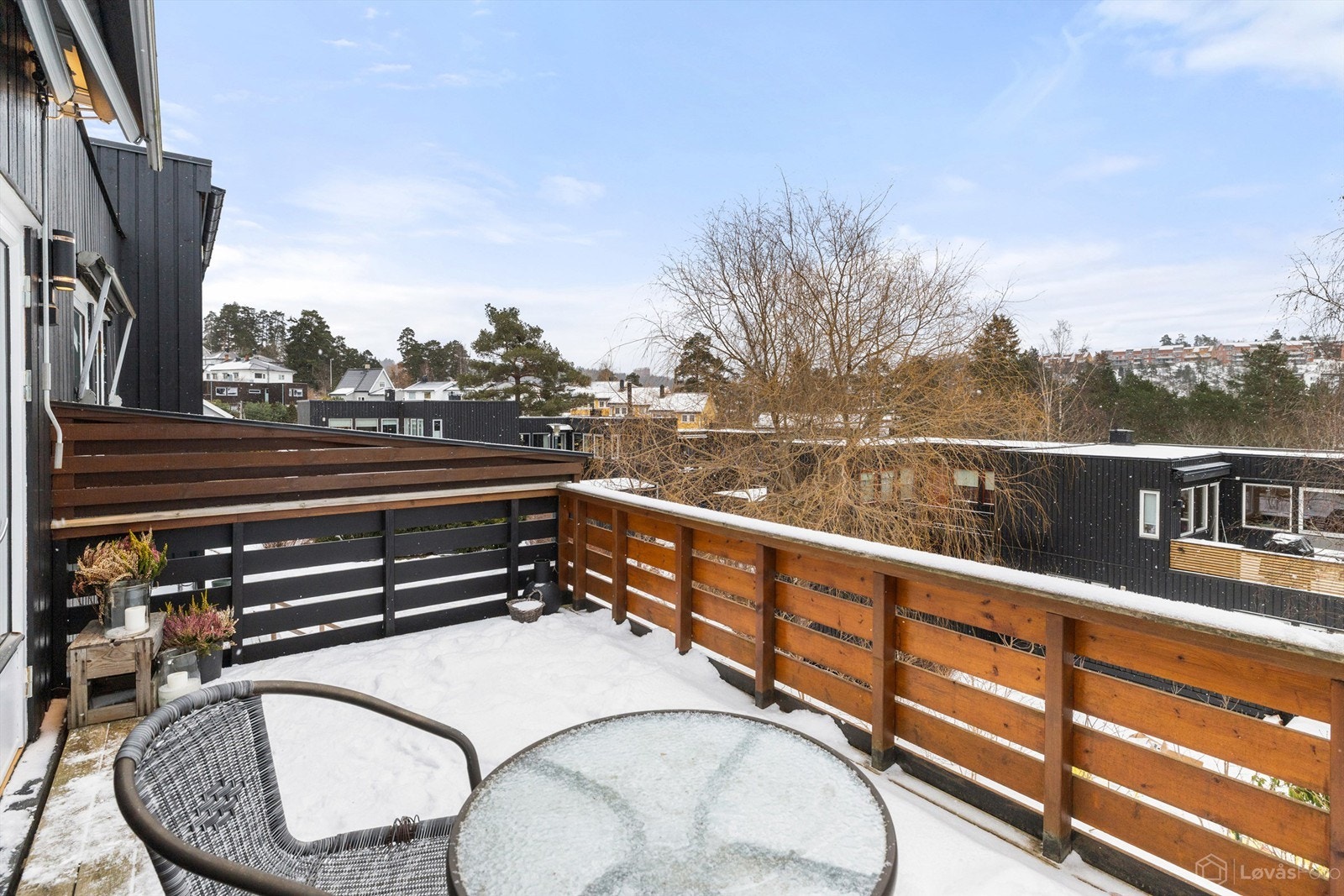 Østvendt veranda på 11 kvm i 2. etasje med morgensol, uten gjenboere og med utsikt over nærområdet Galleribilde