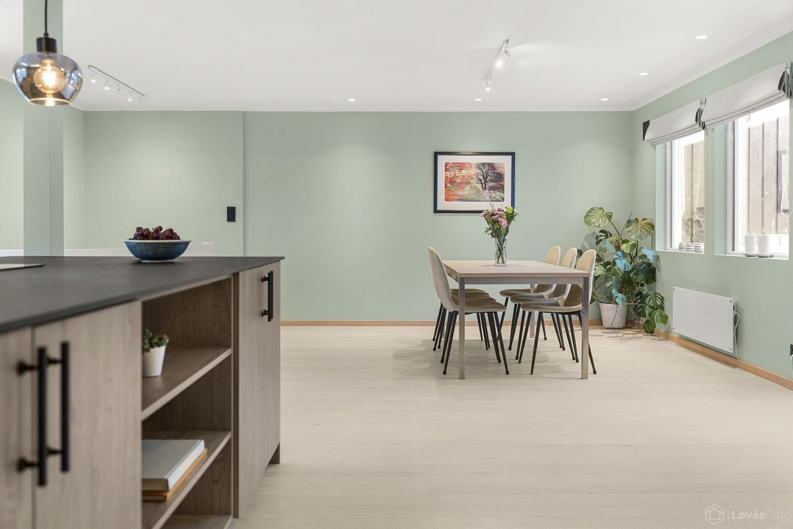 1-stavs parkett i hele rommet og downlights i himling Galleribilde