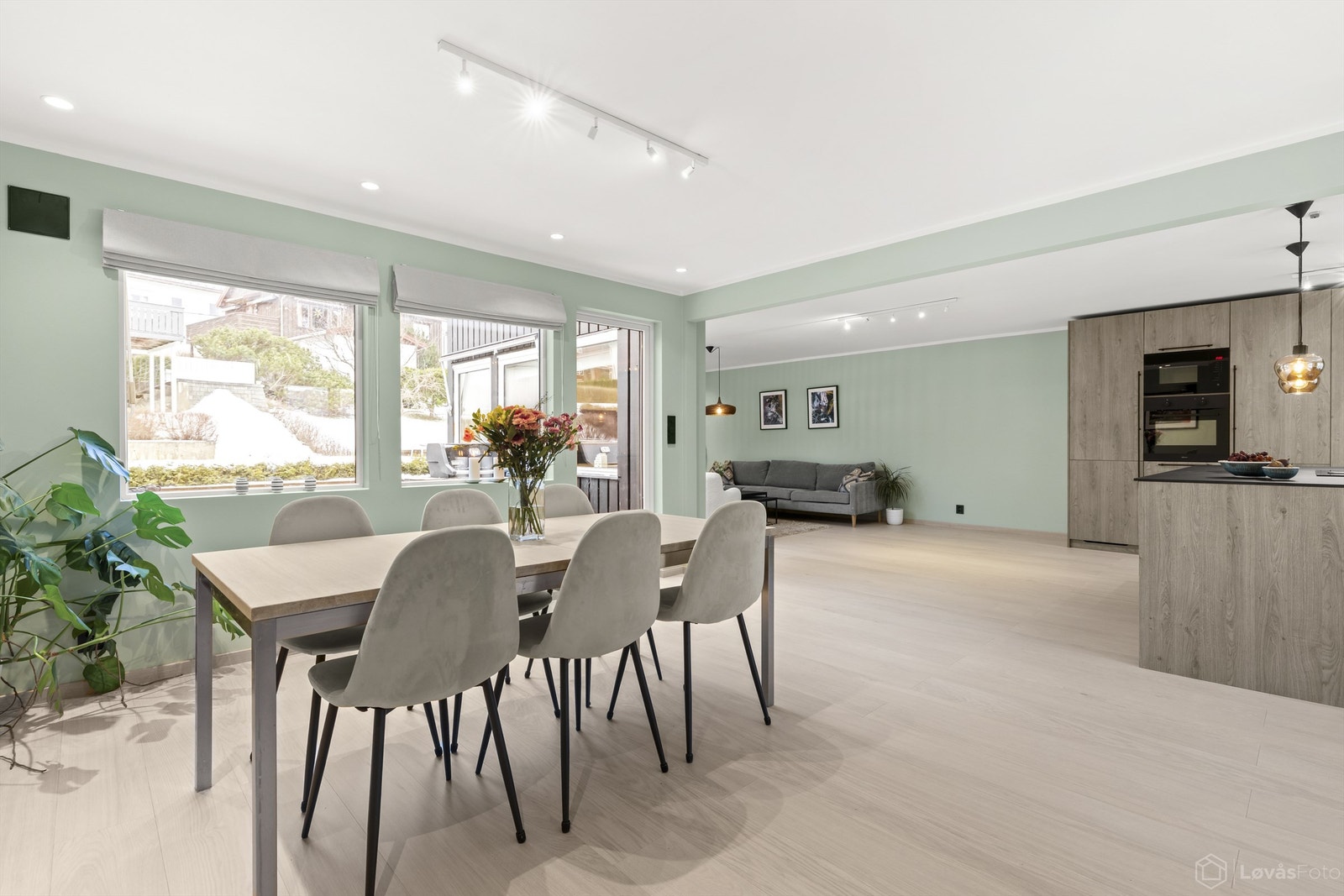 Soner med god plass for møblering av hhv. spisestue og salong. Utgang også til vestvendt veranda med sol sommerstid til ca kl 21 iflg. selger Galleribilde