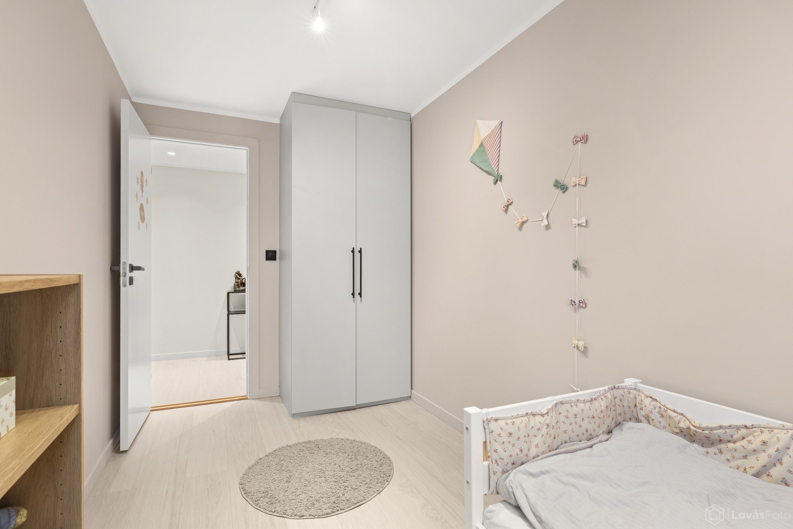 Soverom 3 med plassbygget garderobeskap Galleribilde