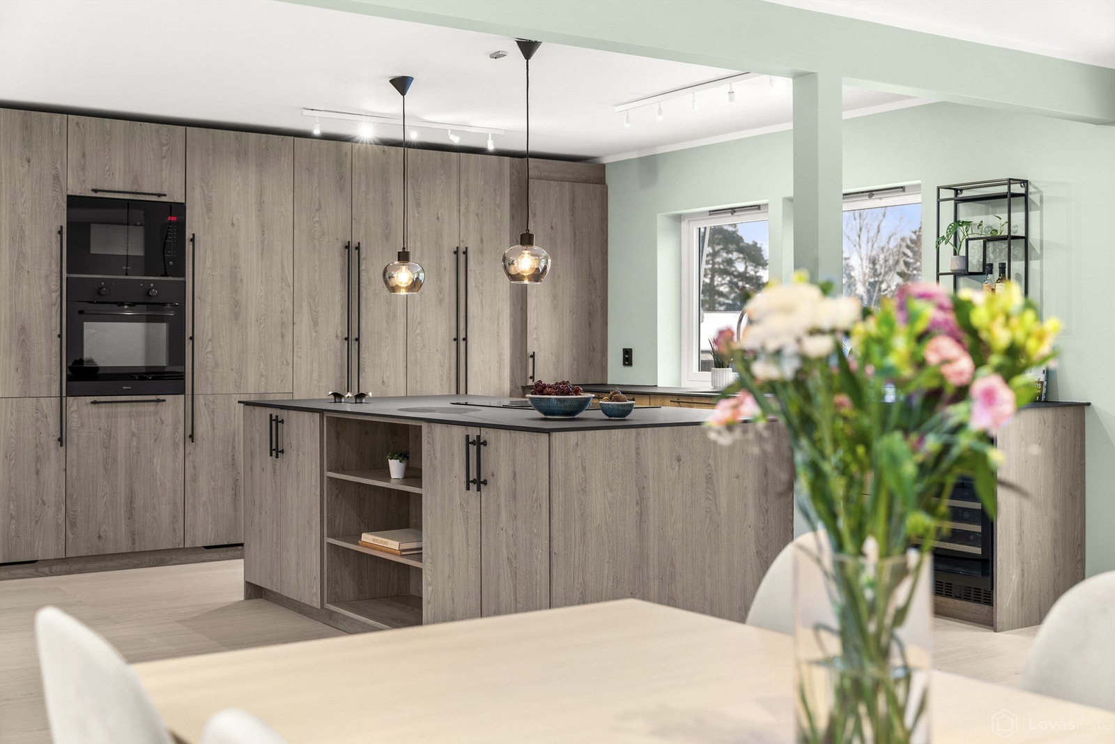 Ny kjøkkeninnredning i 2024 som iflg. tidligere salgsopplysninger ble spesialbestilt og snekkerbygget Galleribilde