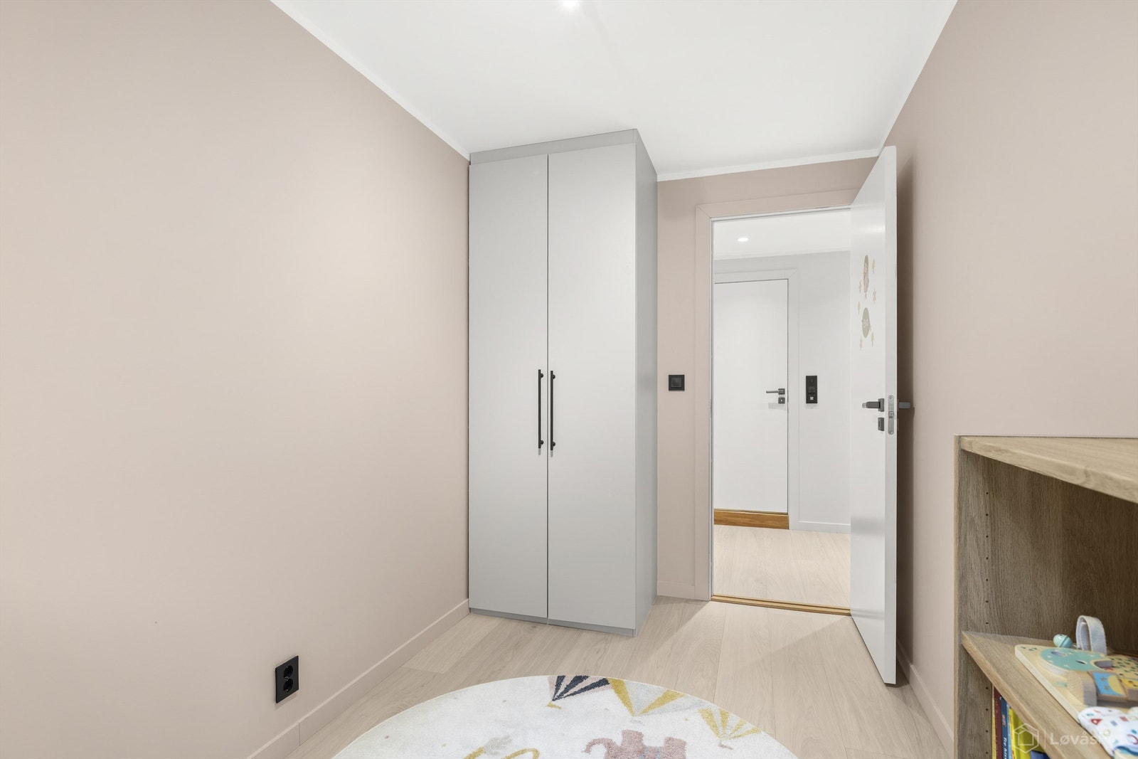 Soverom 2 med plassbygget garderobeskap Galleribilde