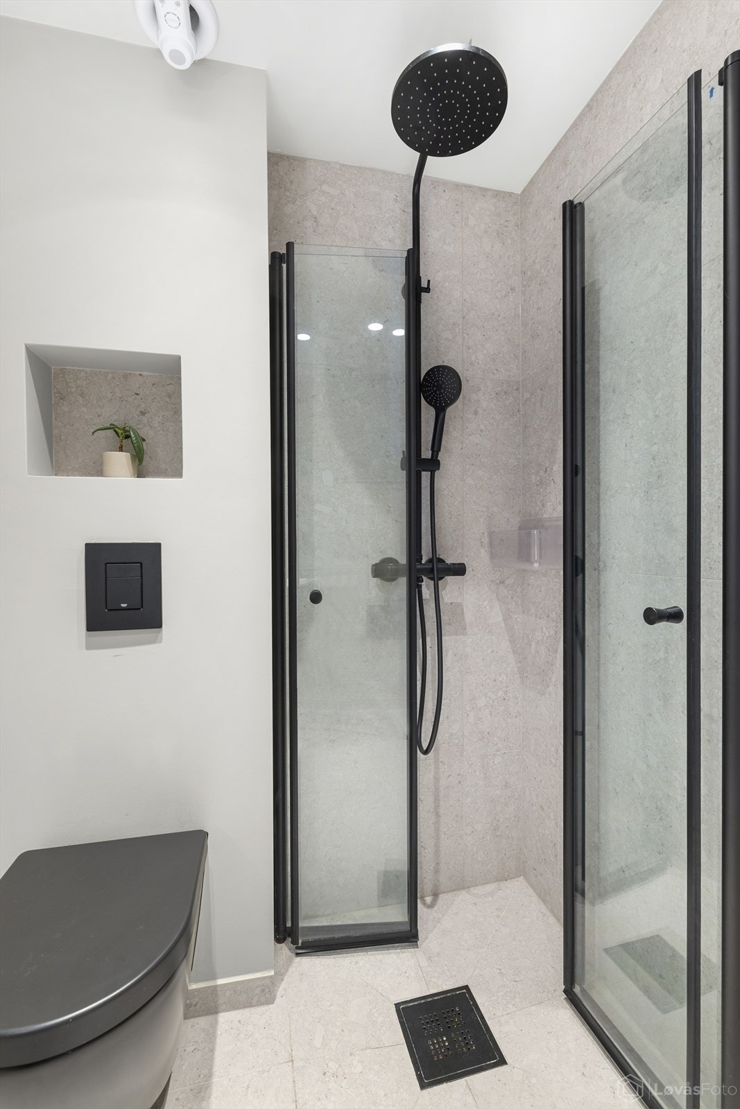 Bad 2: Dusjnisje med regnfallsdusj Galleribilde